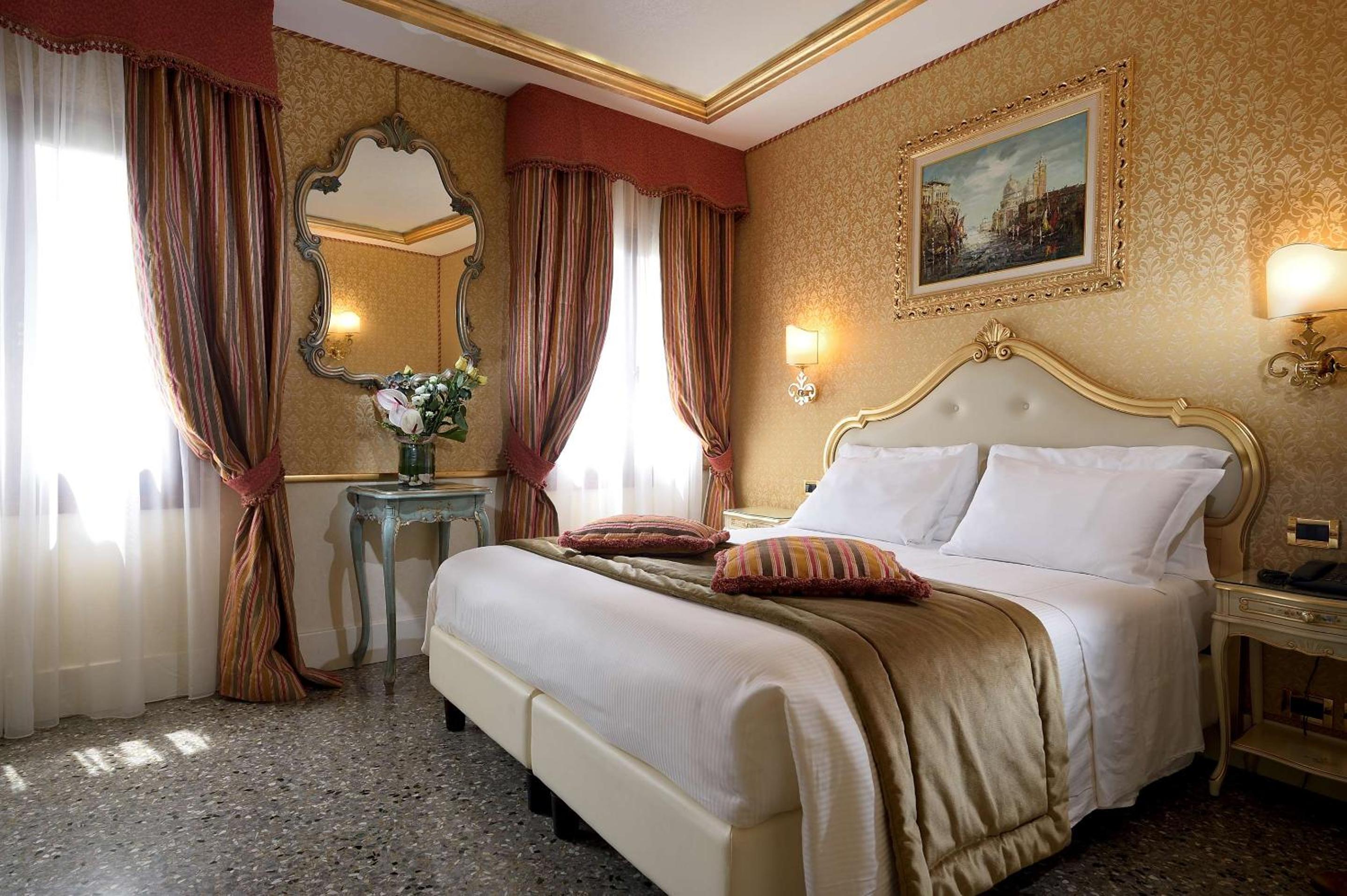 Superior Queen Room with Queen Bed and View - Non-Smoking thumbnail 6