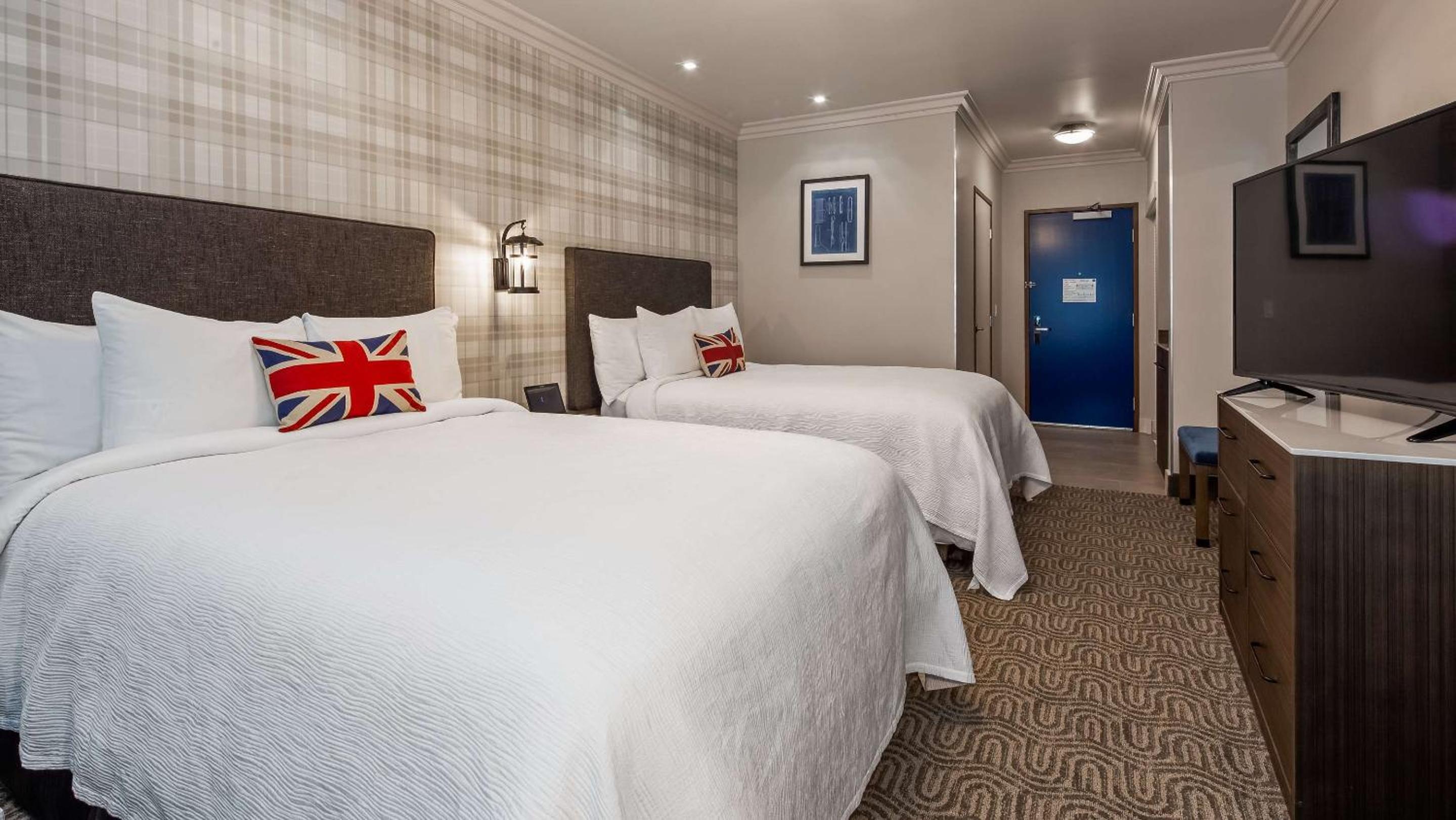 Queen Room with Two Queen Beds photo 2