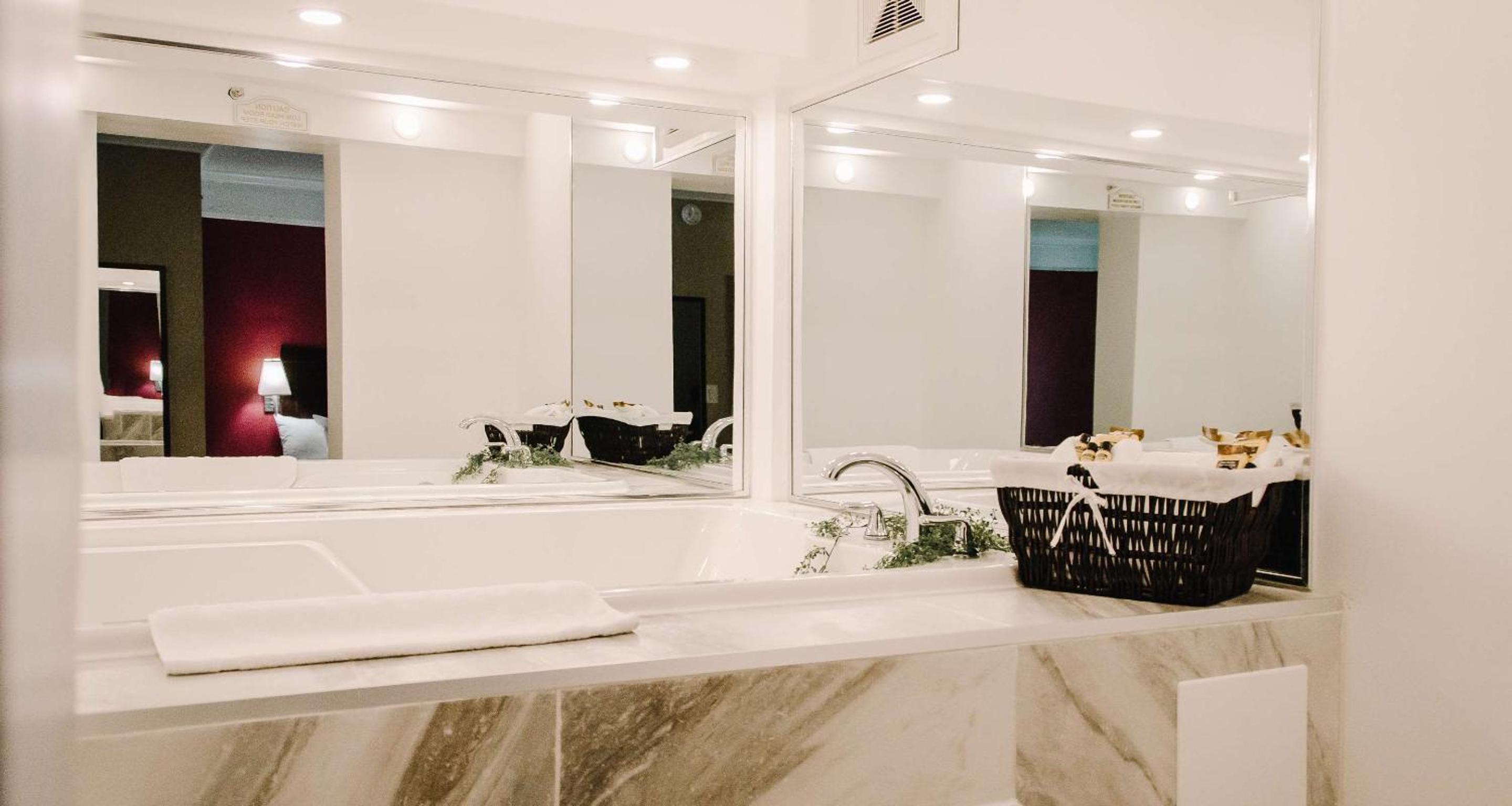 King Suite with Spa Bath - Photo 7