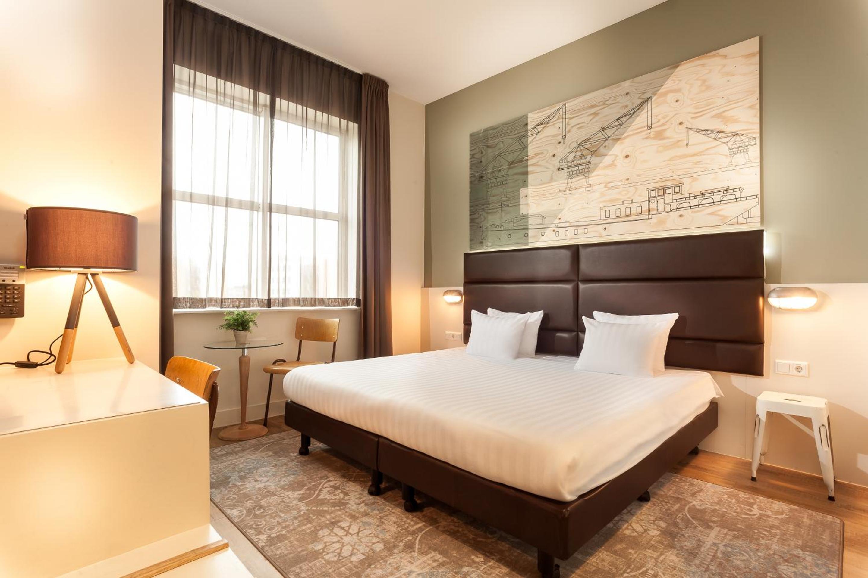 Double Room with One King Bed - Photo 6