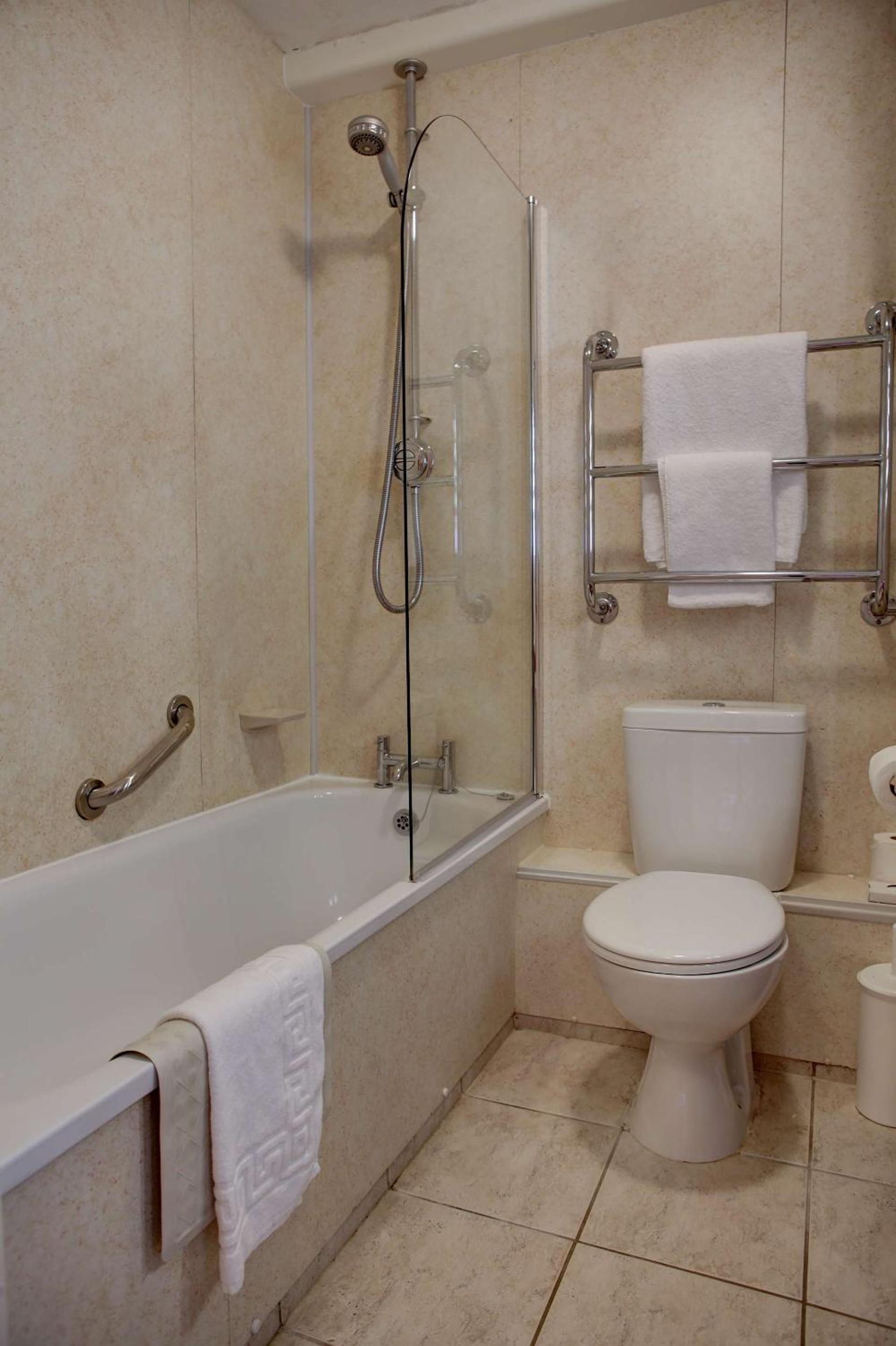 Standard Triple Room with 1 Double and 1 Twin Bed - Non-Smoking - Photo 4