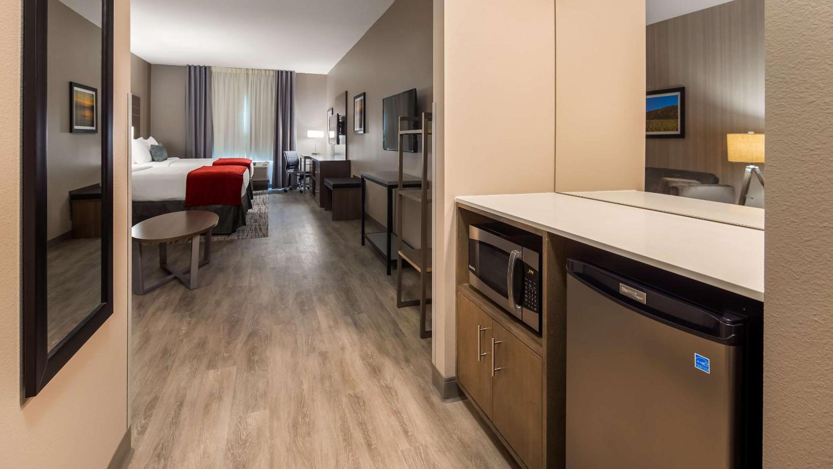 Queen Suite with Two Queen Beds and Bath Tub - Disability Access - Photo 3
