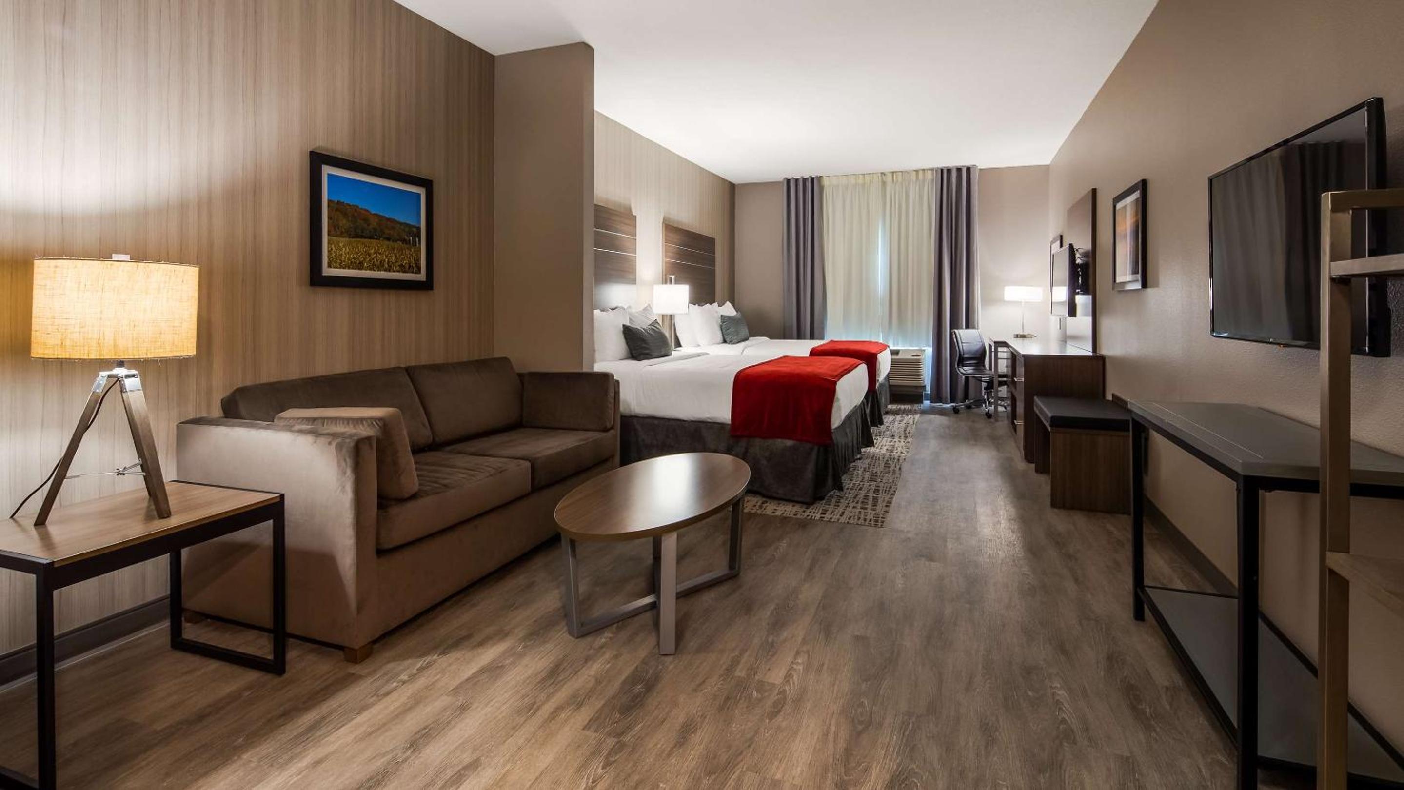 Queen Suite with Two Queen Beds and Bath Tub - Disability Access - Photo 11