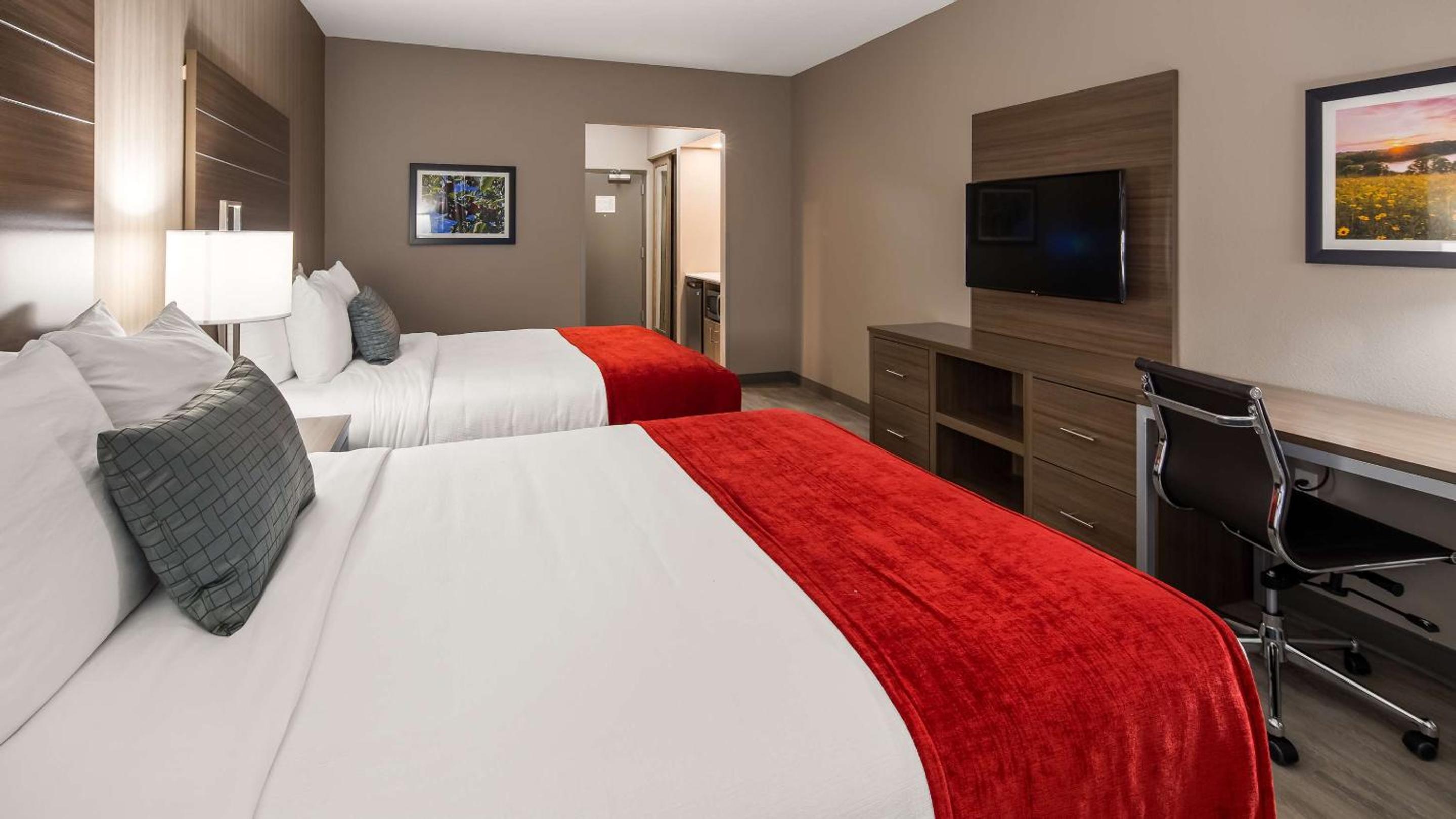 Queen Room with Two Queen Beds - Disability Access/Non-Smoking - Photo 9