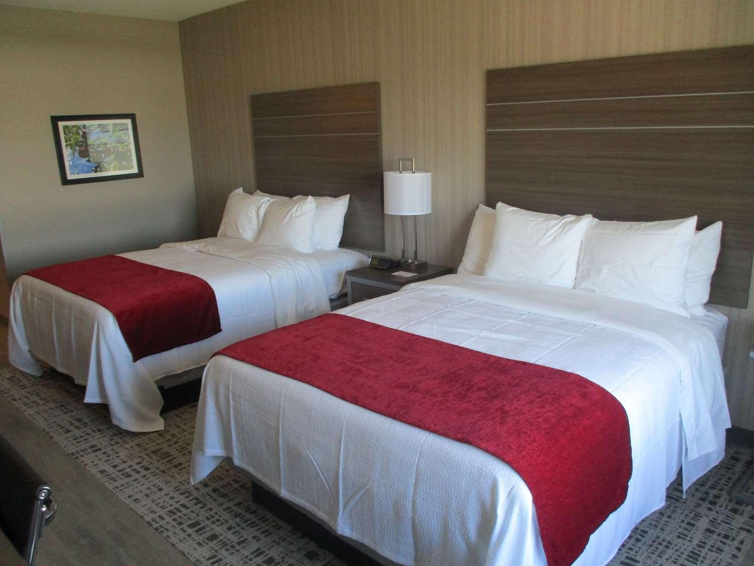 Queen Room with Two Queen Beds - Non-Smoking - Photo 11