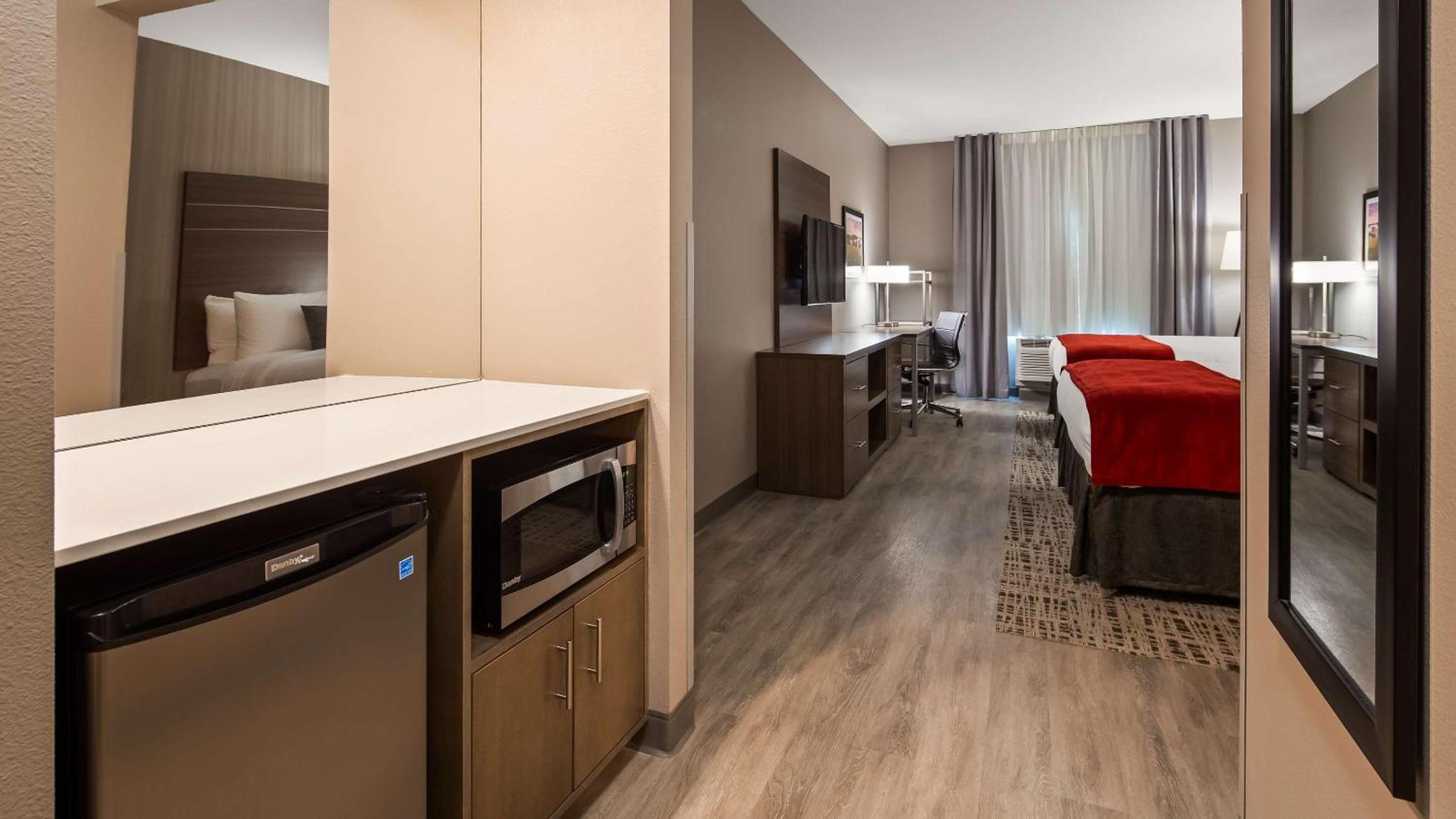 Queen Suite with Two Queen Beds and Bath Tub - Disability Access - Photo 4