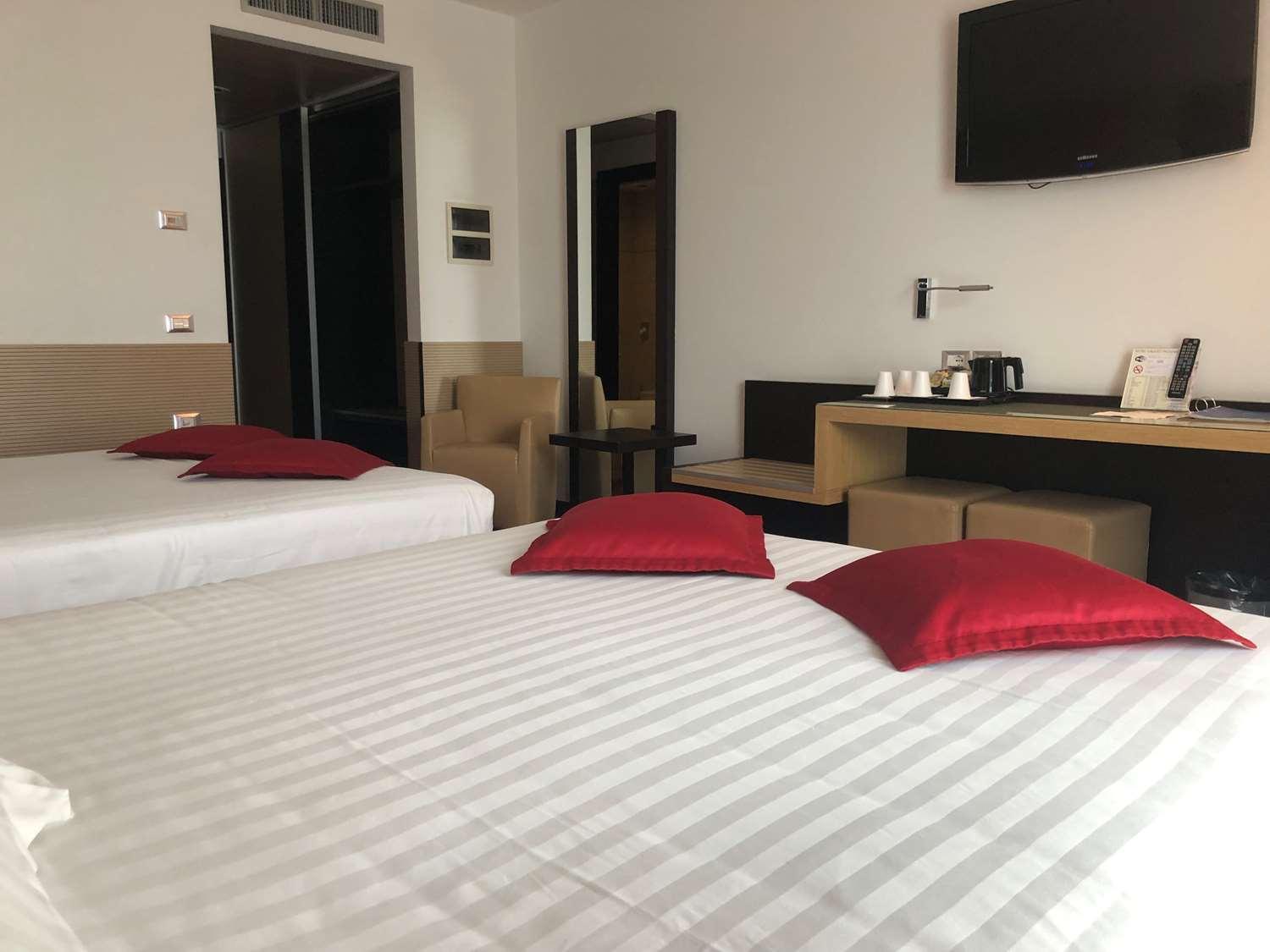 Comfort Quadruple Room with Two Queen Beds - Photo 6