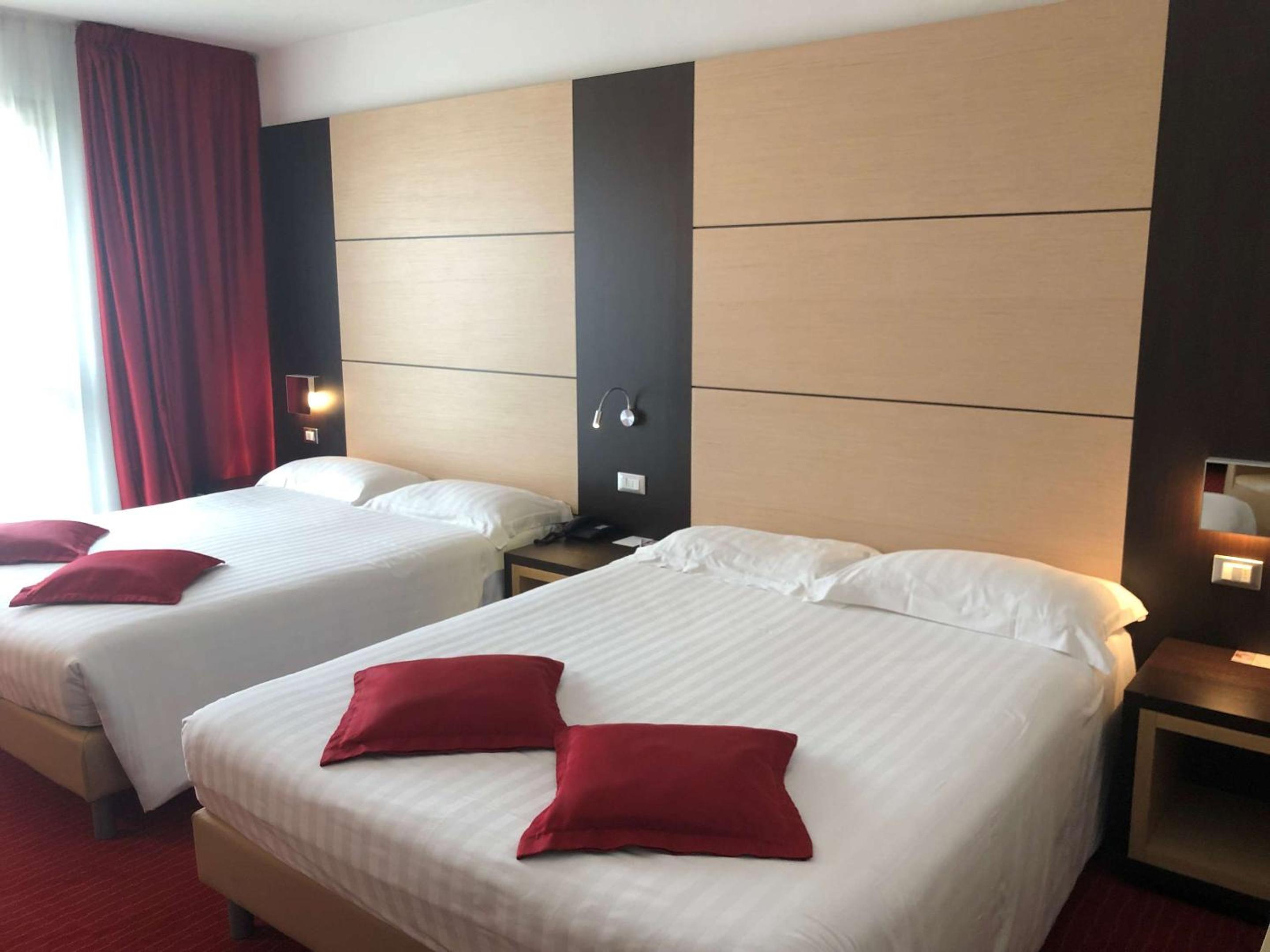 Comfort Quadruple Room with Two Queen Beds - Photo 12