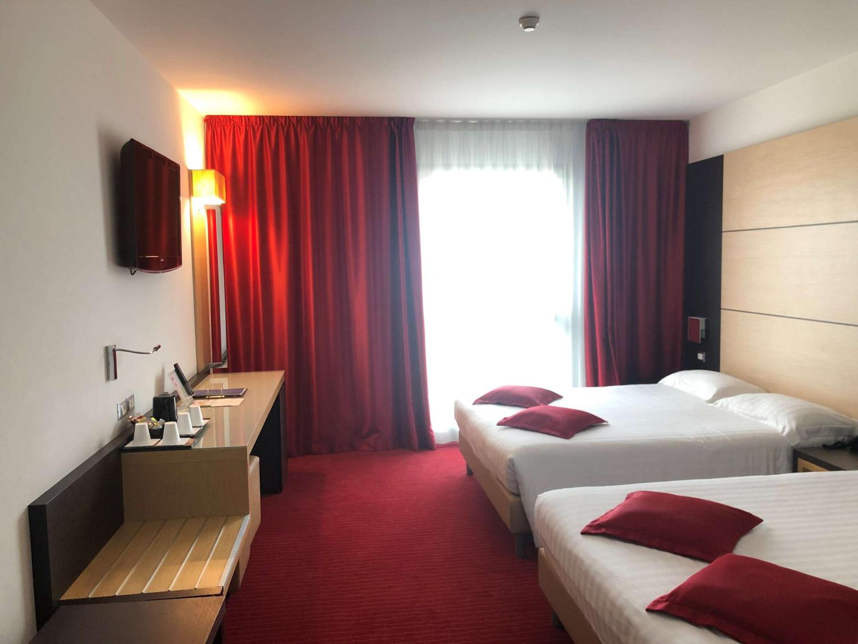 Comfort Quadruple Room with Two Queen Beds - Photo 11