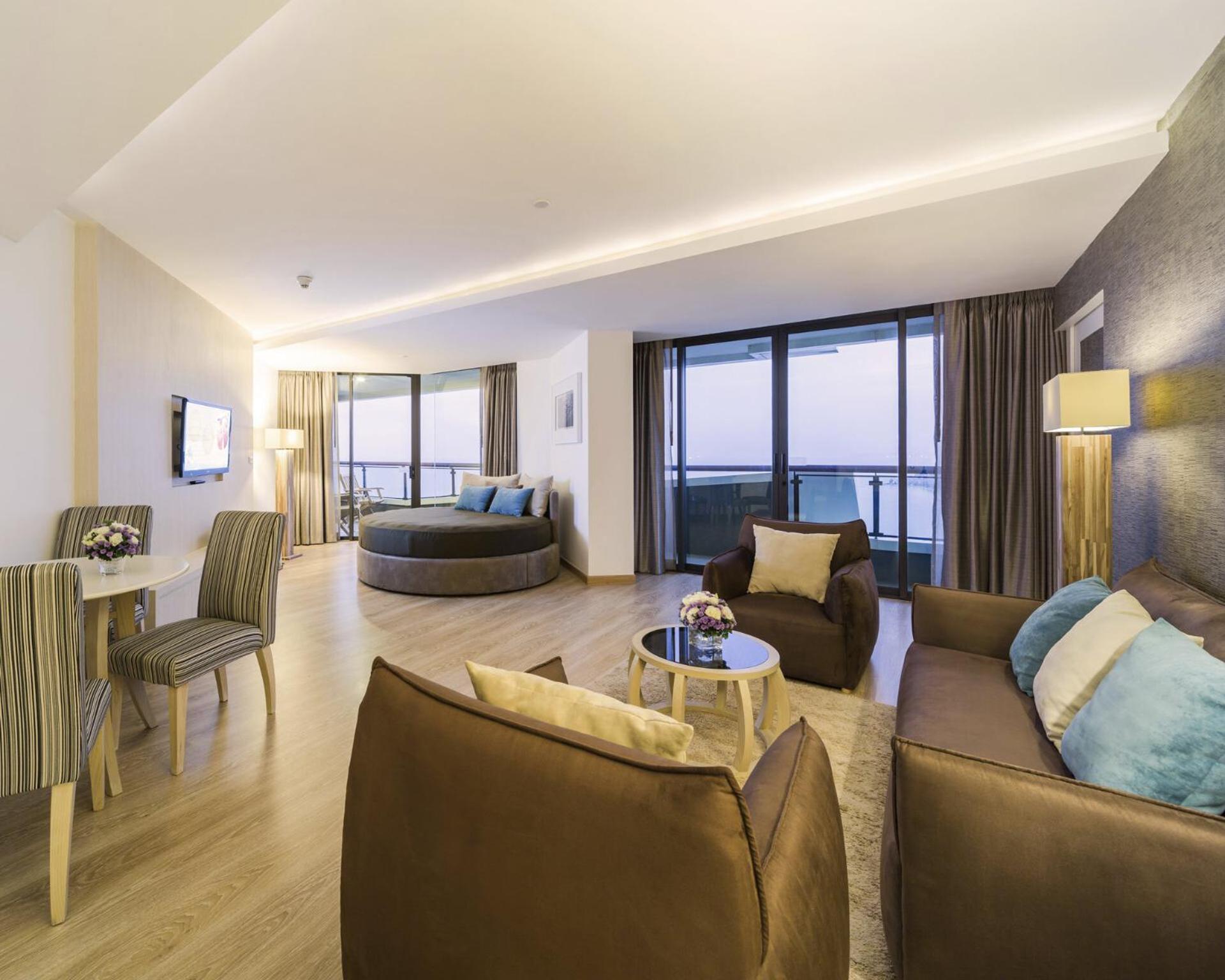 Junior Family Suite including club benefits with Sea View