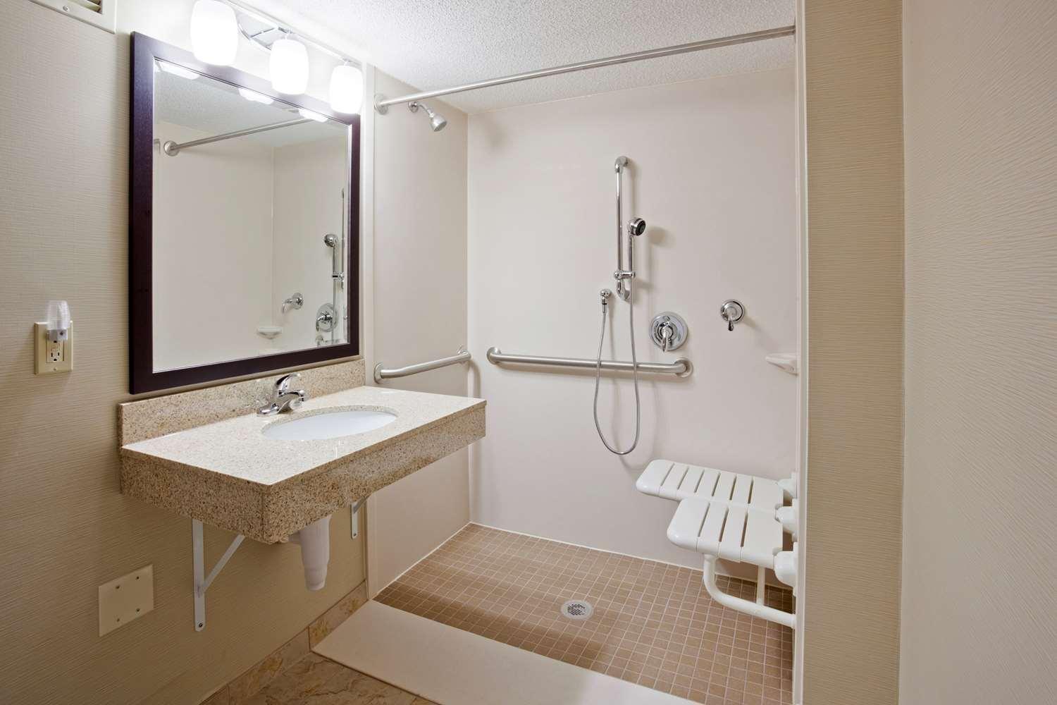 Queen Room with Two Queen Beds and Roll-In Shower - Mobility Access/Non-Smoking - Photo 4