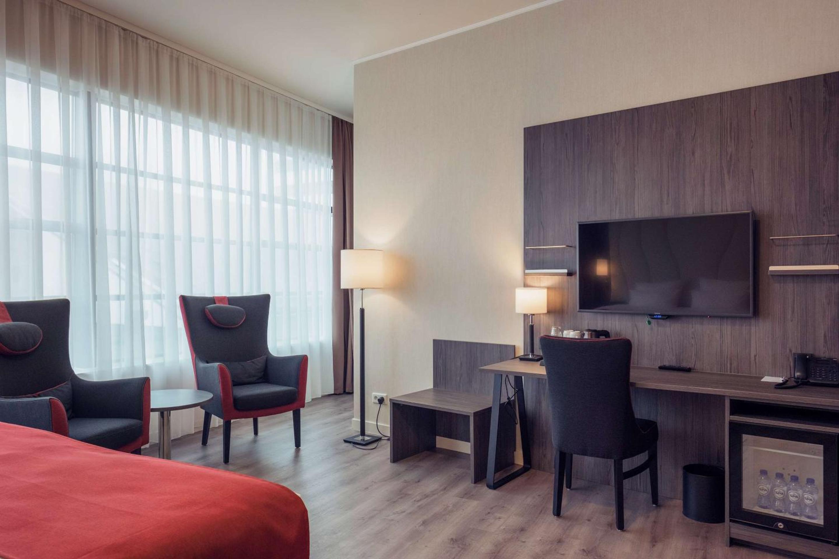 Quadruple Room with 4 Single Beds - Photo 10