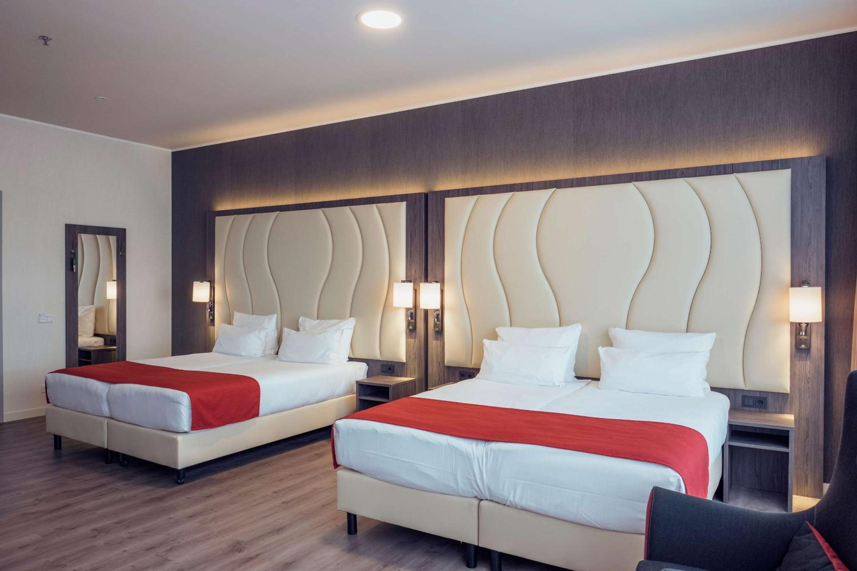 Quadruple Room with 4 Single Beds - Photo 12