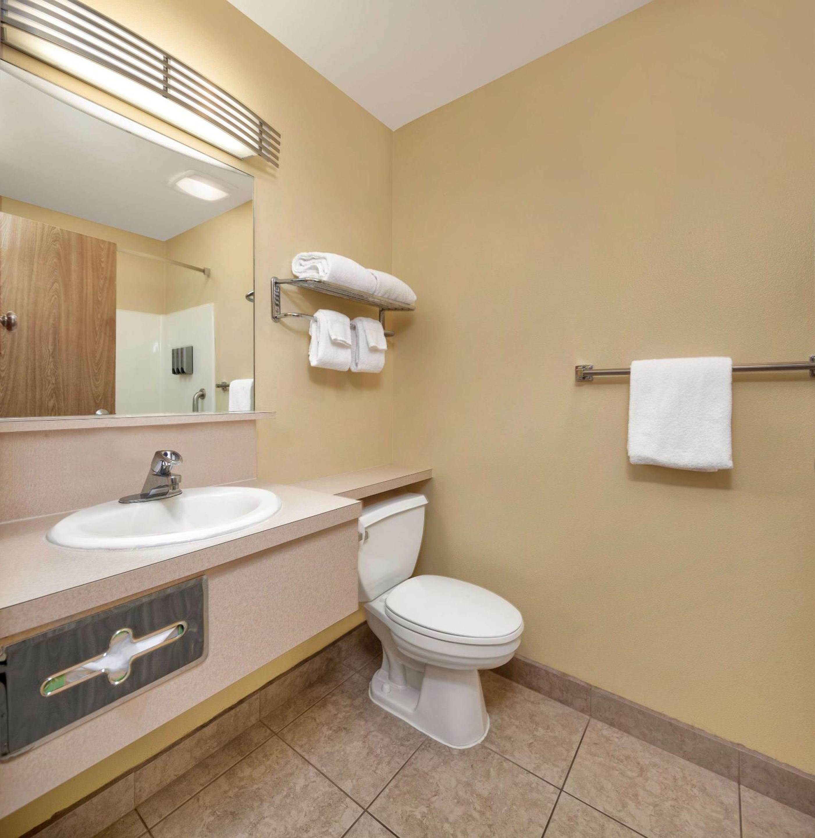 Queen Room with Bathtub and Kitchen - Disability Access - Photo 2