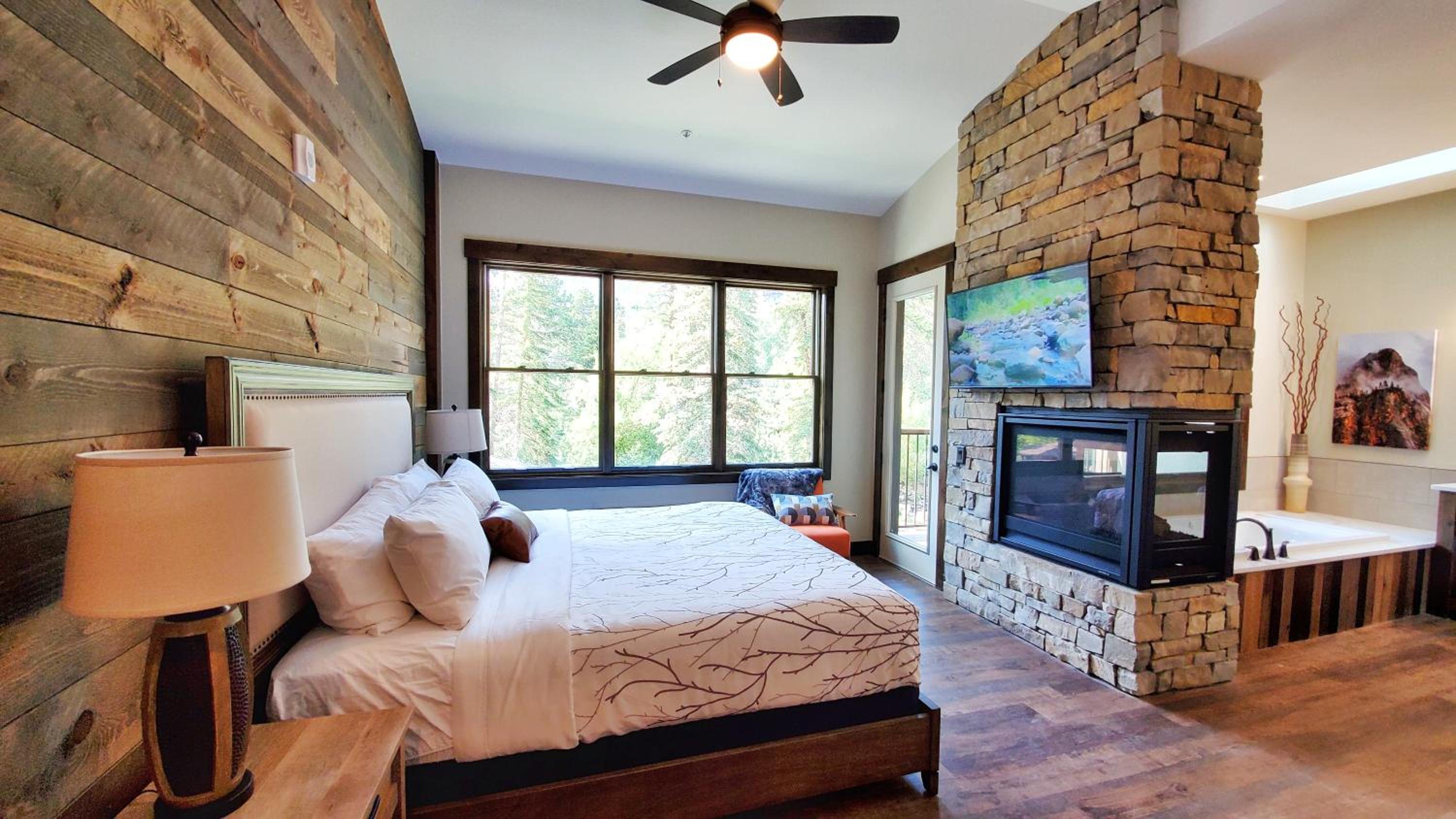 Superior King Suite photo 1