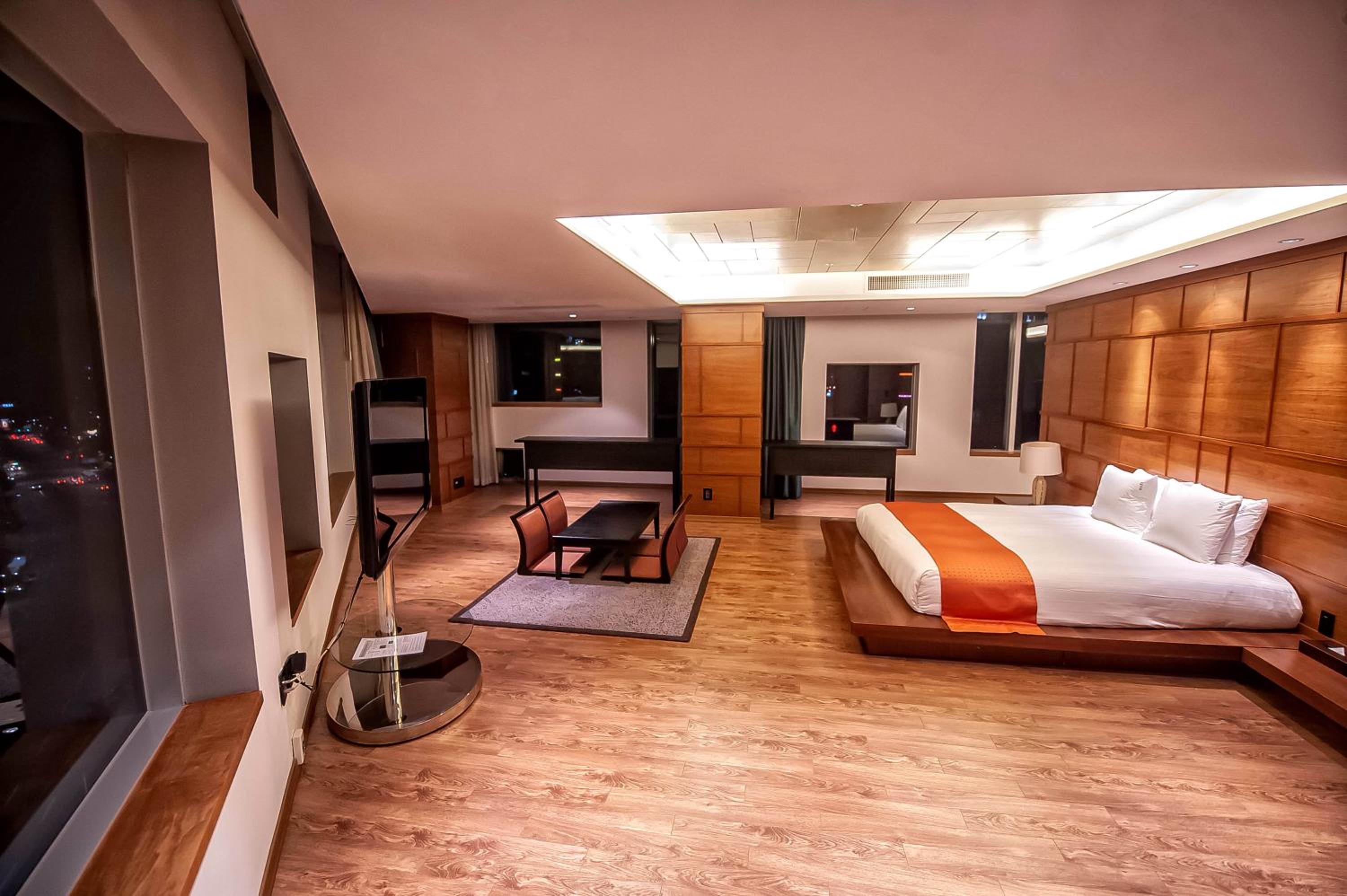 One-Bedroom King Suite - Korea Theme photo 2