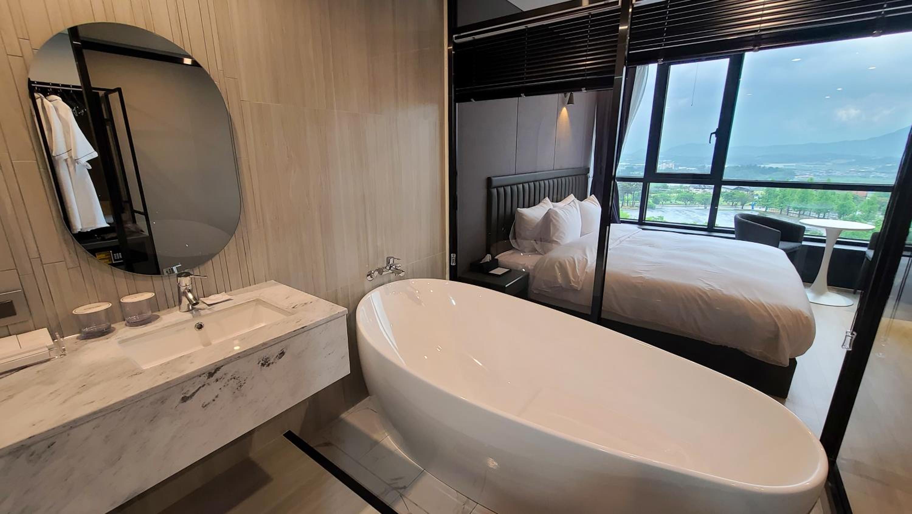 Deluxe Double Room with Bath - Photo 4