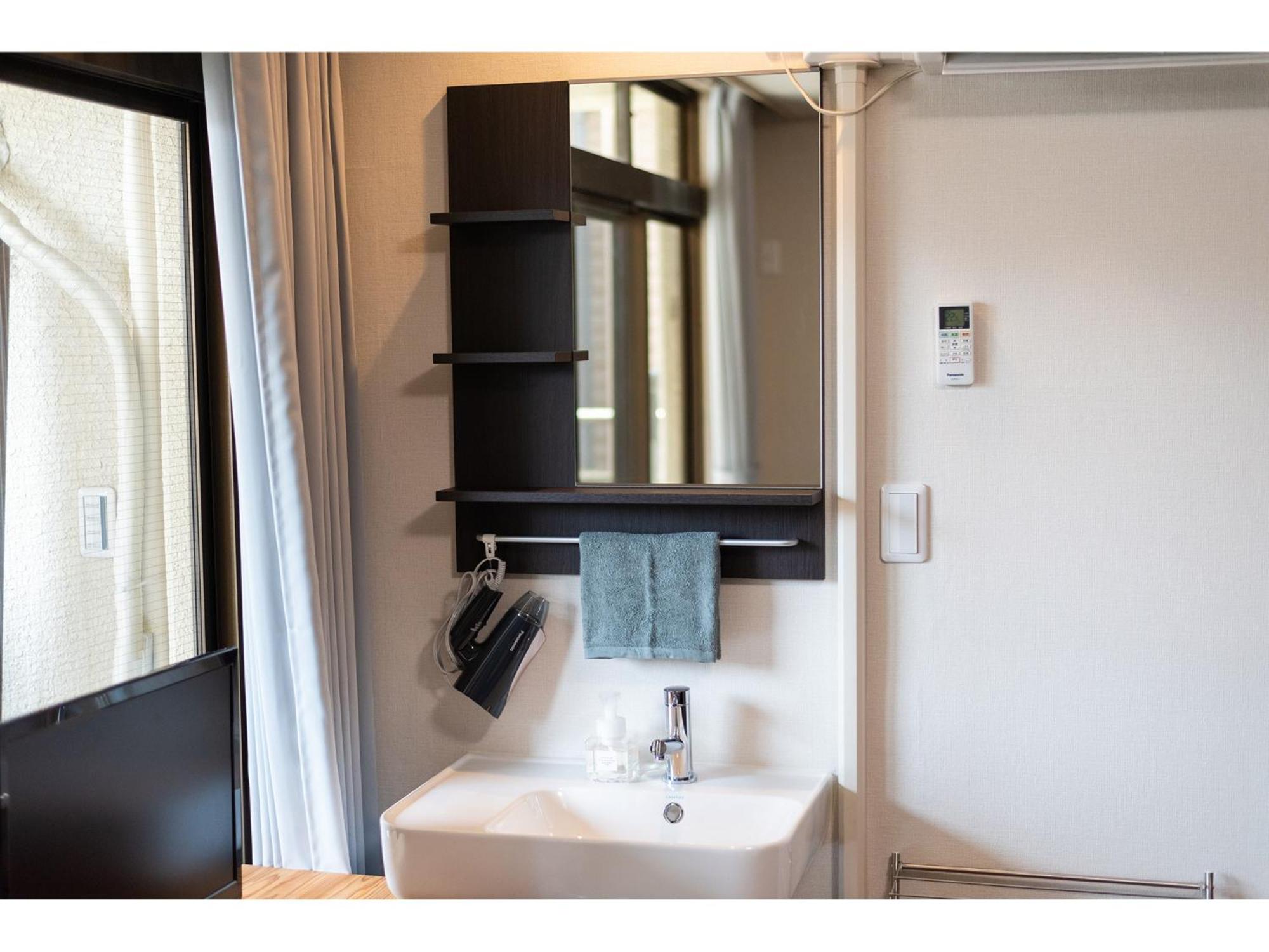 Quadruple Room with Shared Bathroom photo 3