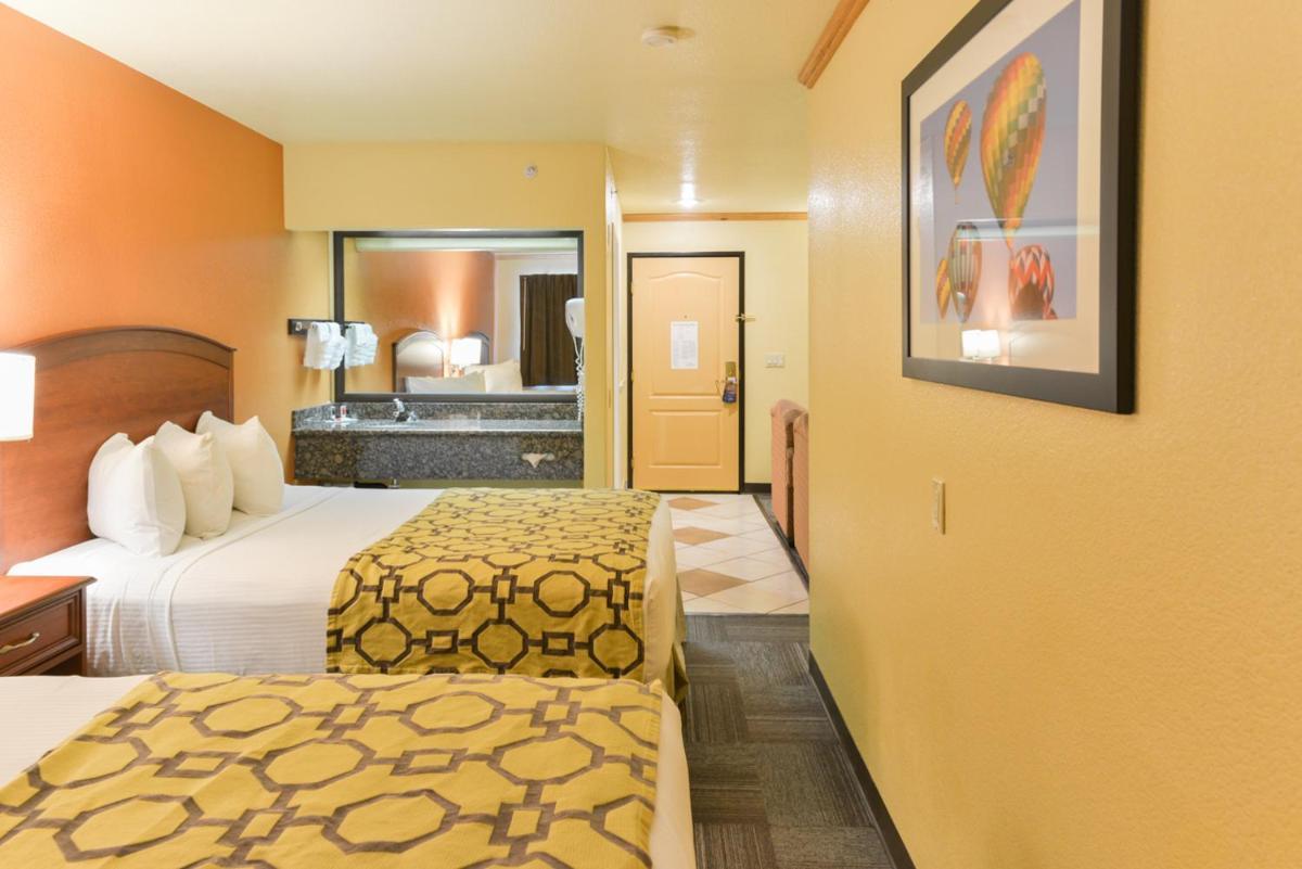 1 King Bed and 2 Queen Beds, One-Bedroom Suite, Non-Smoking photo 1