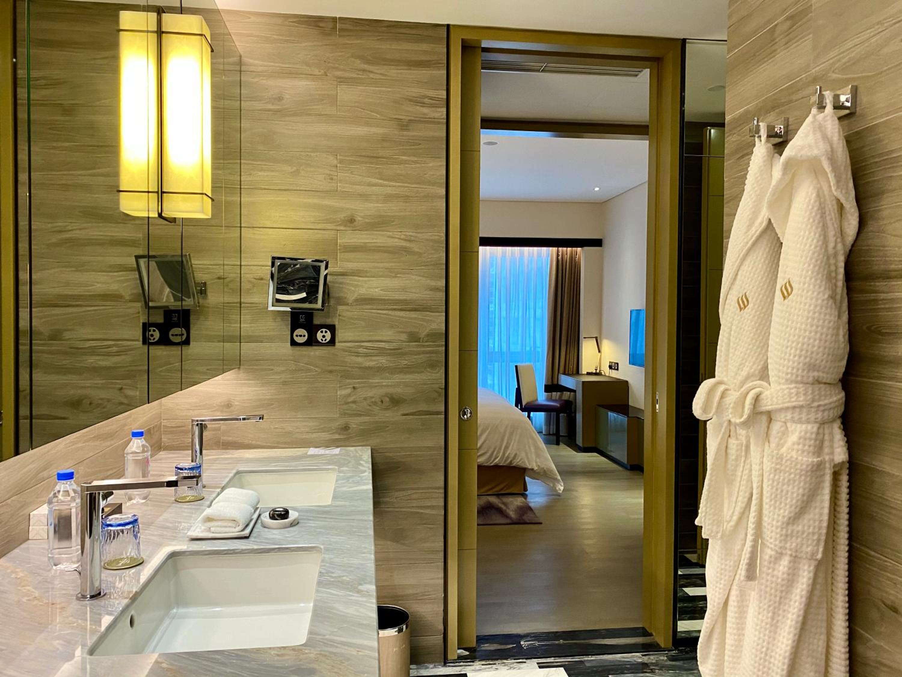 Two Bedroom Deluxe Residence Contemporary - Photo 8