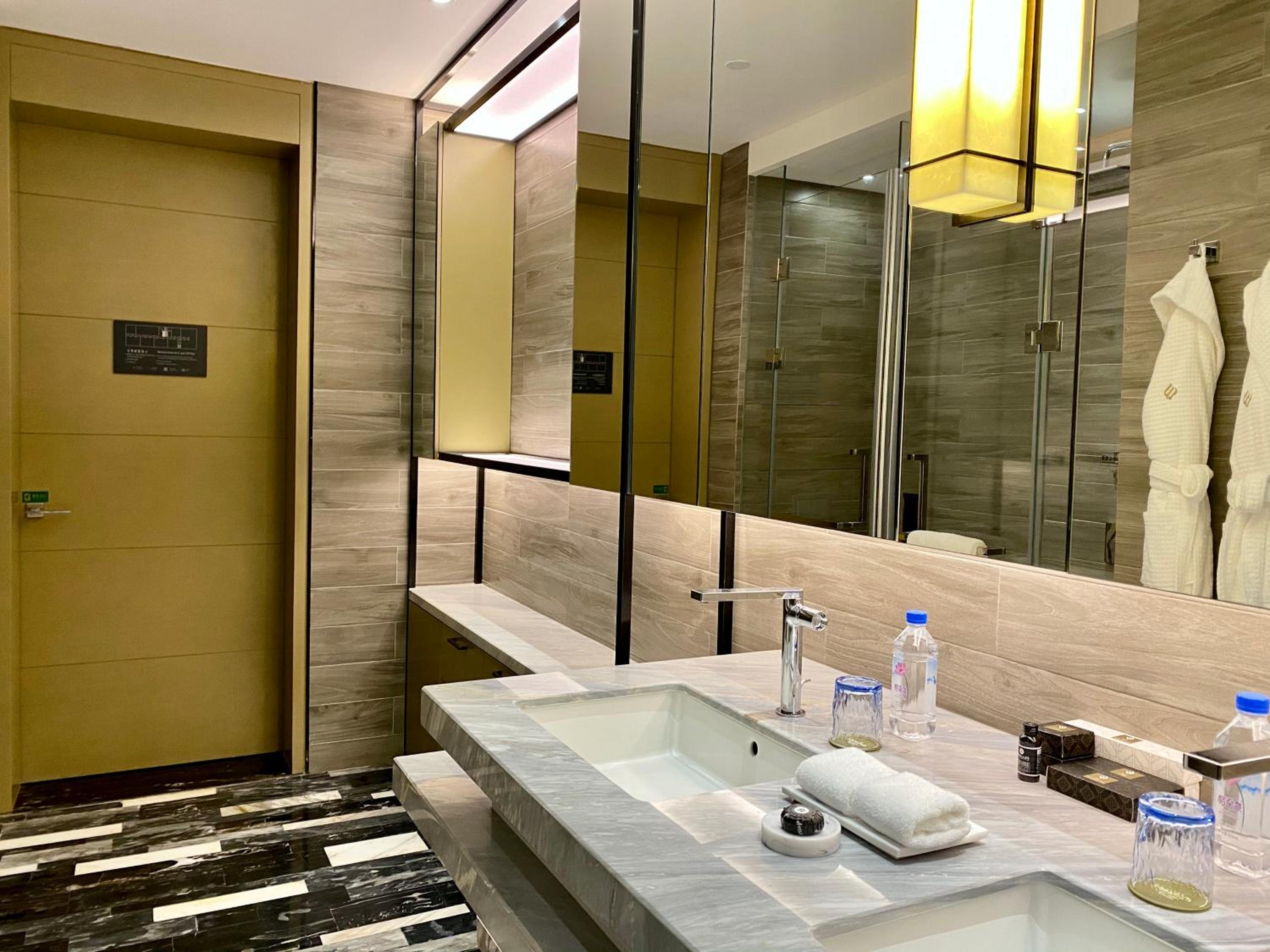 Two Bedroom Deluxe Residence Contemporary - Photo 3