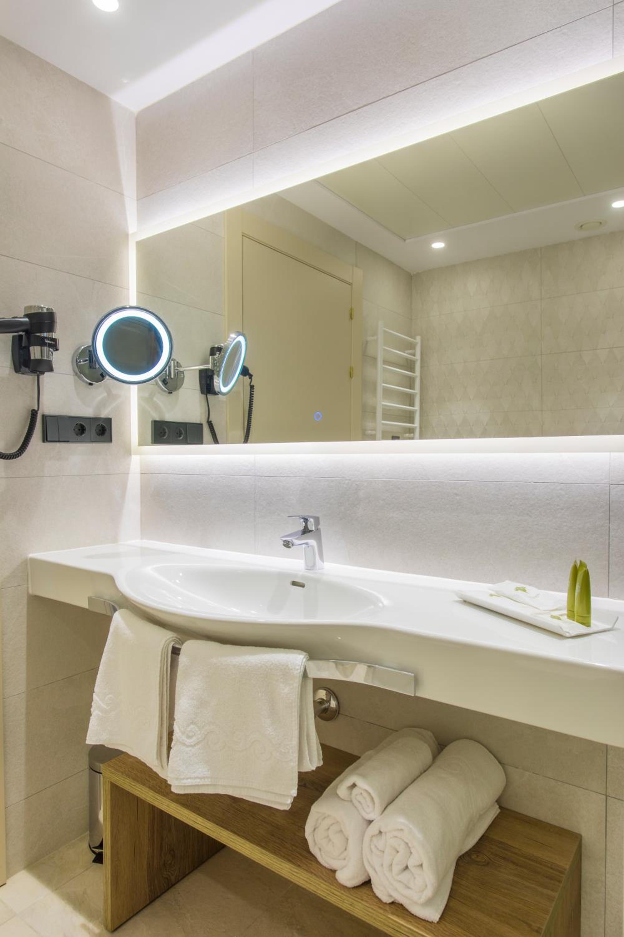 Junior Suite with Balcony - Photo 11