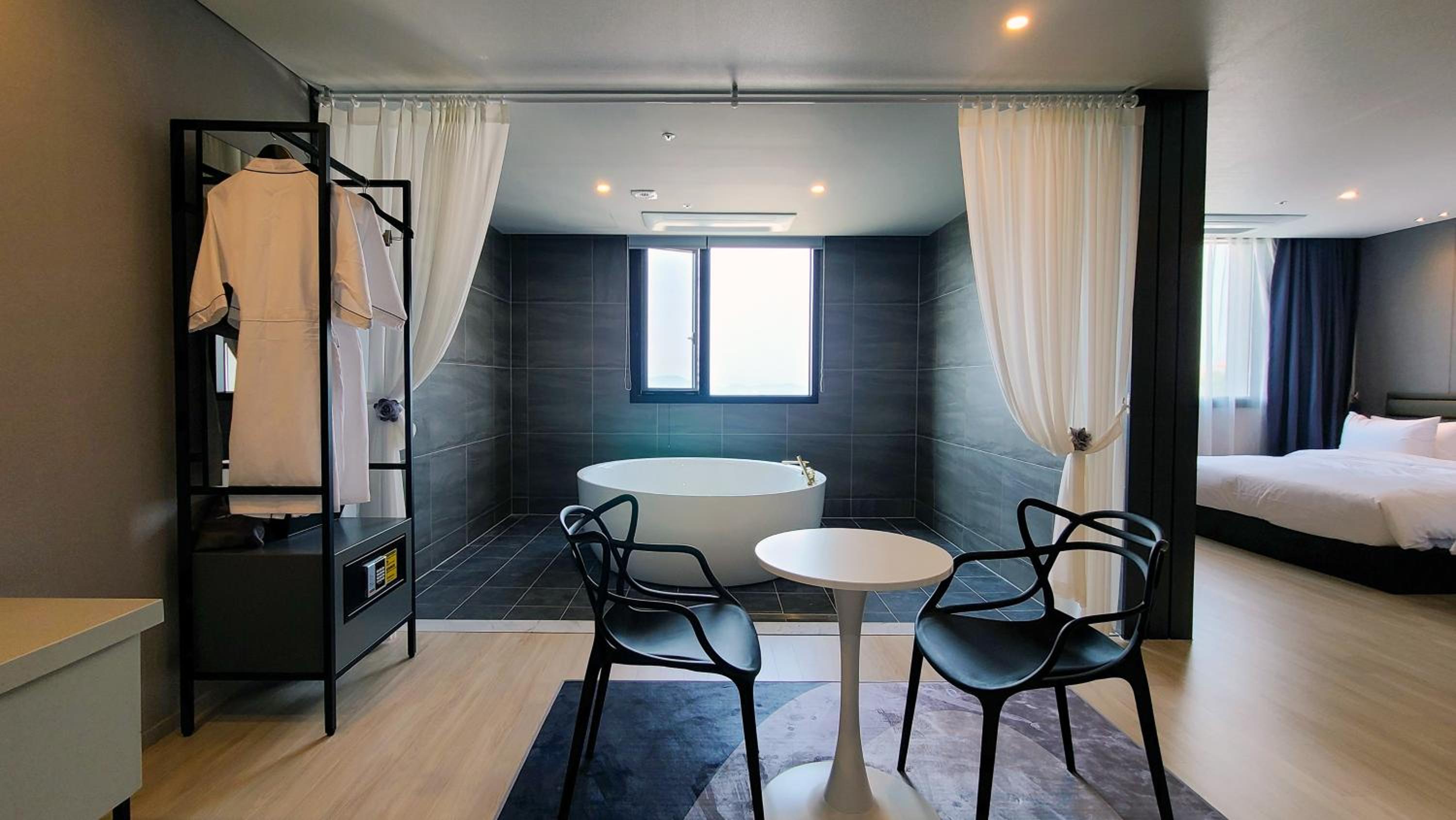 Deluxe Suite with Spa Bath - Photo 3