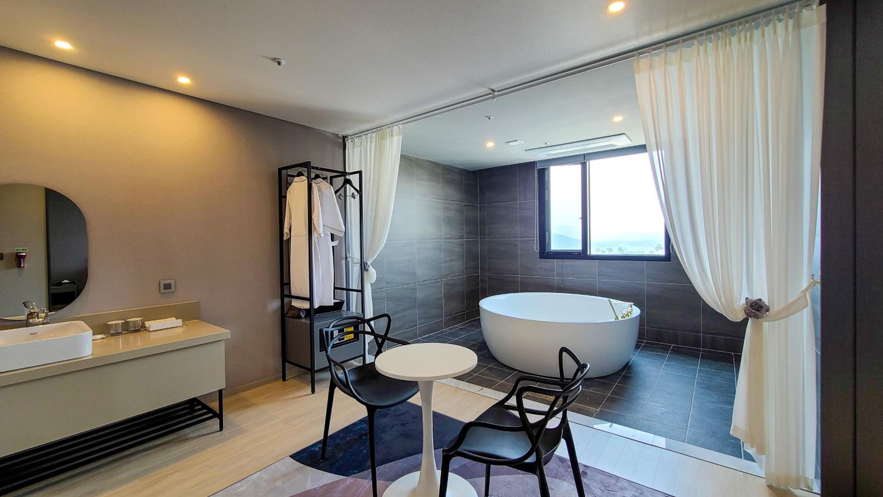 Deluxe Suite with Spa Bath - Photo 4