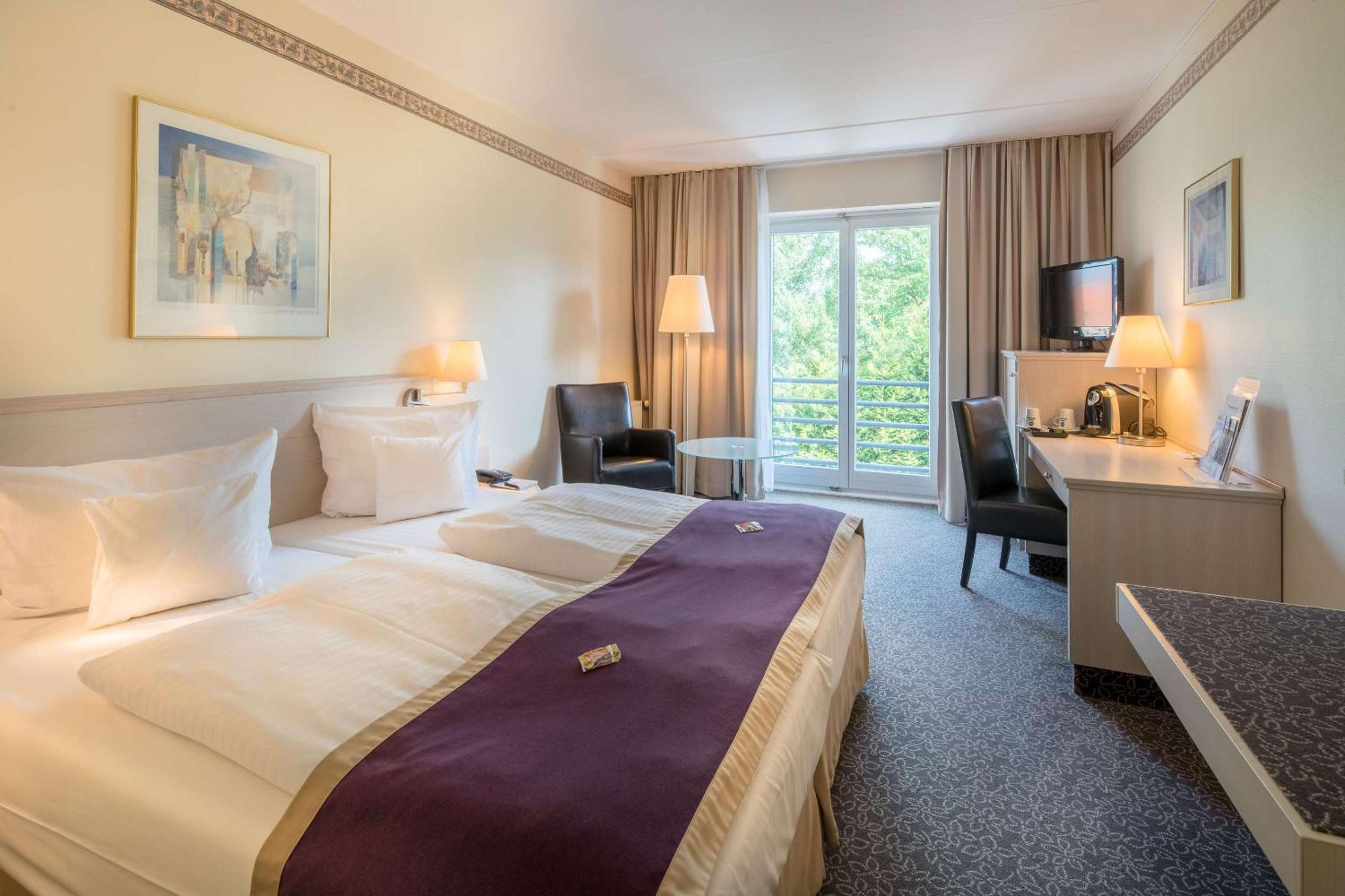 Business Double Room with Two Single Beds - Photo 12