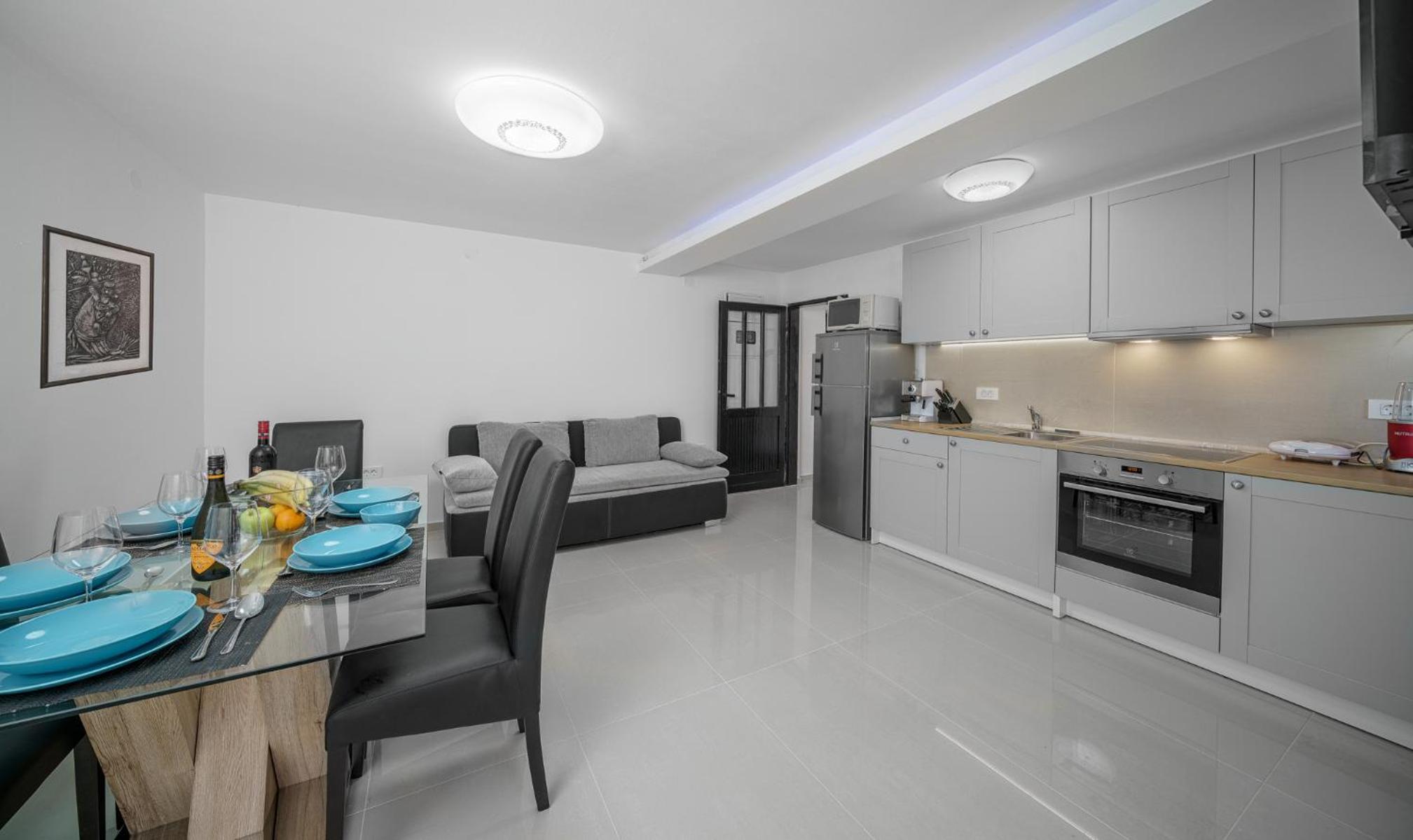 Apartment with Terrace - Photo 23