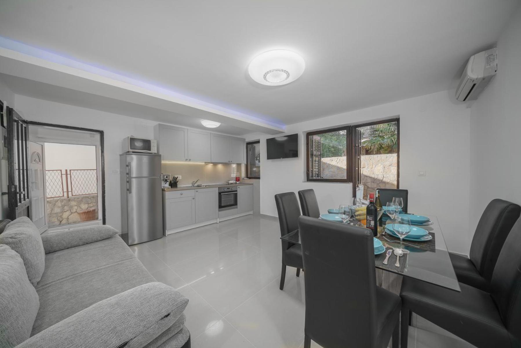 Apartment with Terrace - Photo 26