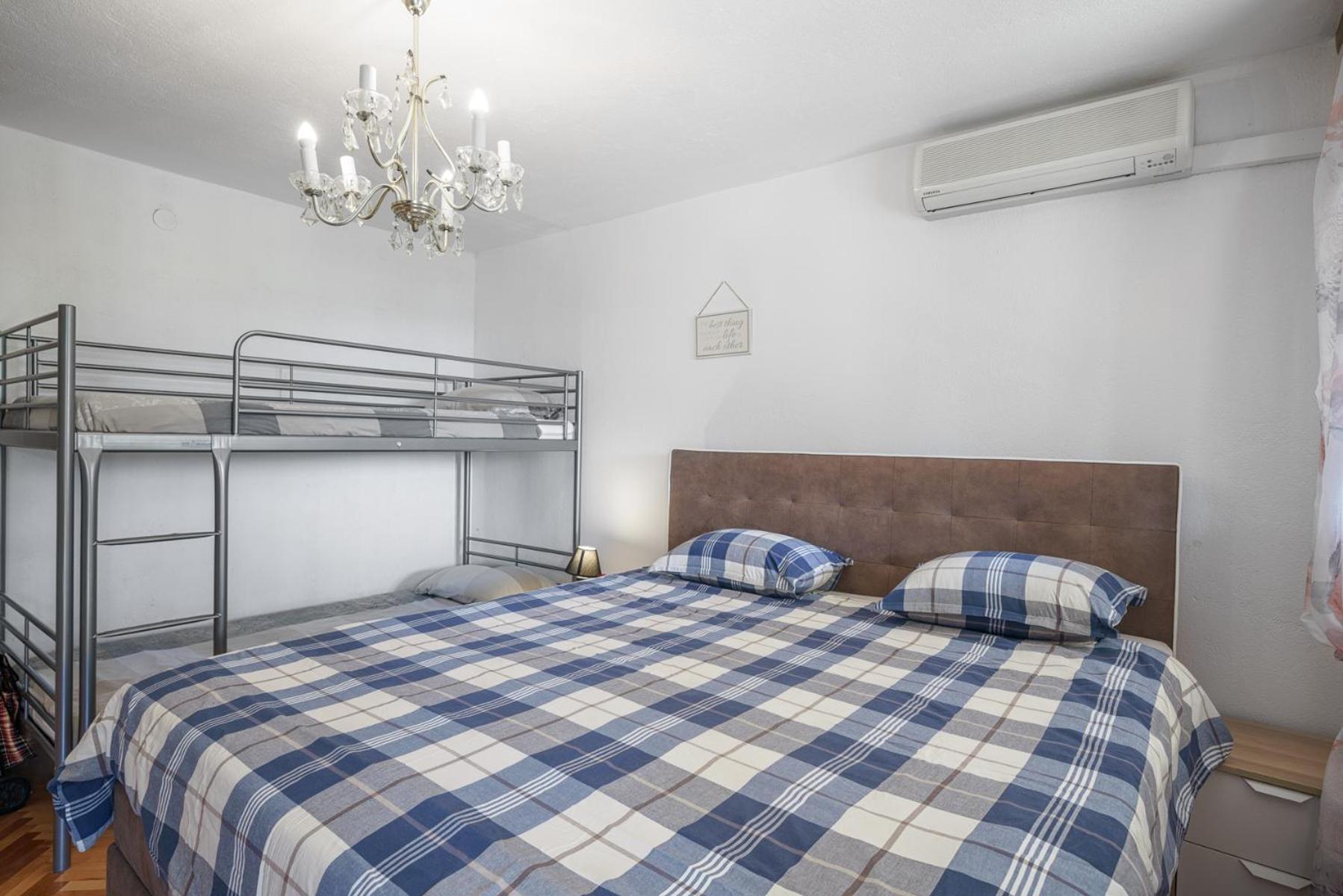 Apartment with Terrace - Photo 7