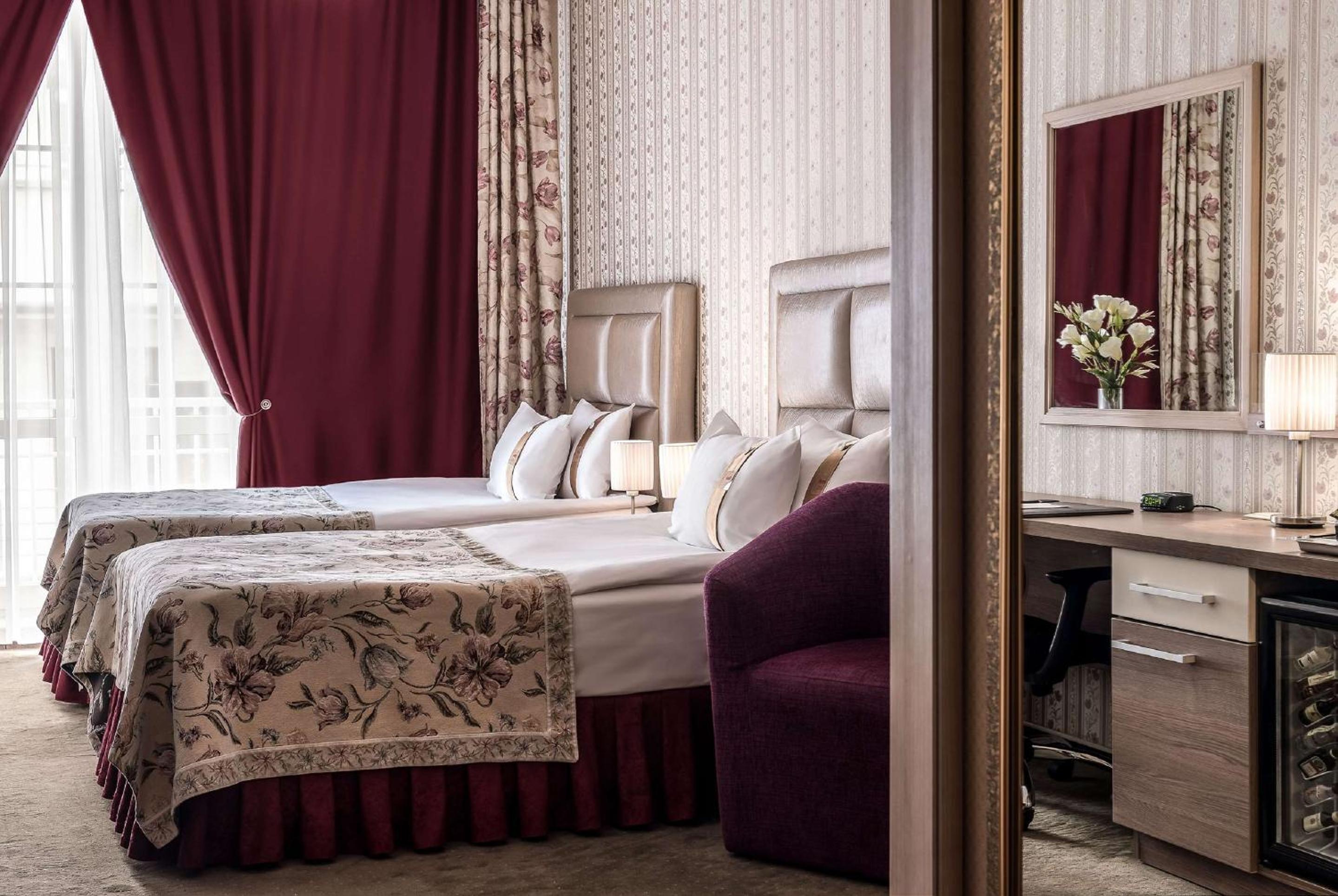 Double Room with Two Single Beds and Balcony - Non-Smoking photo 1