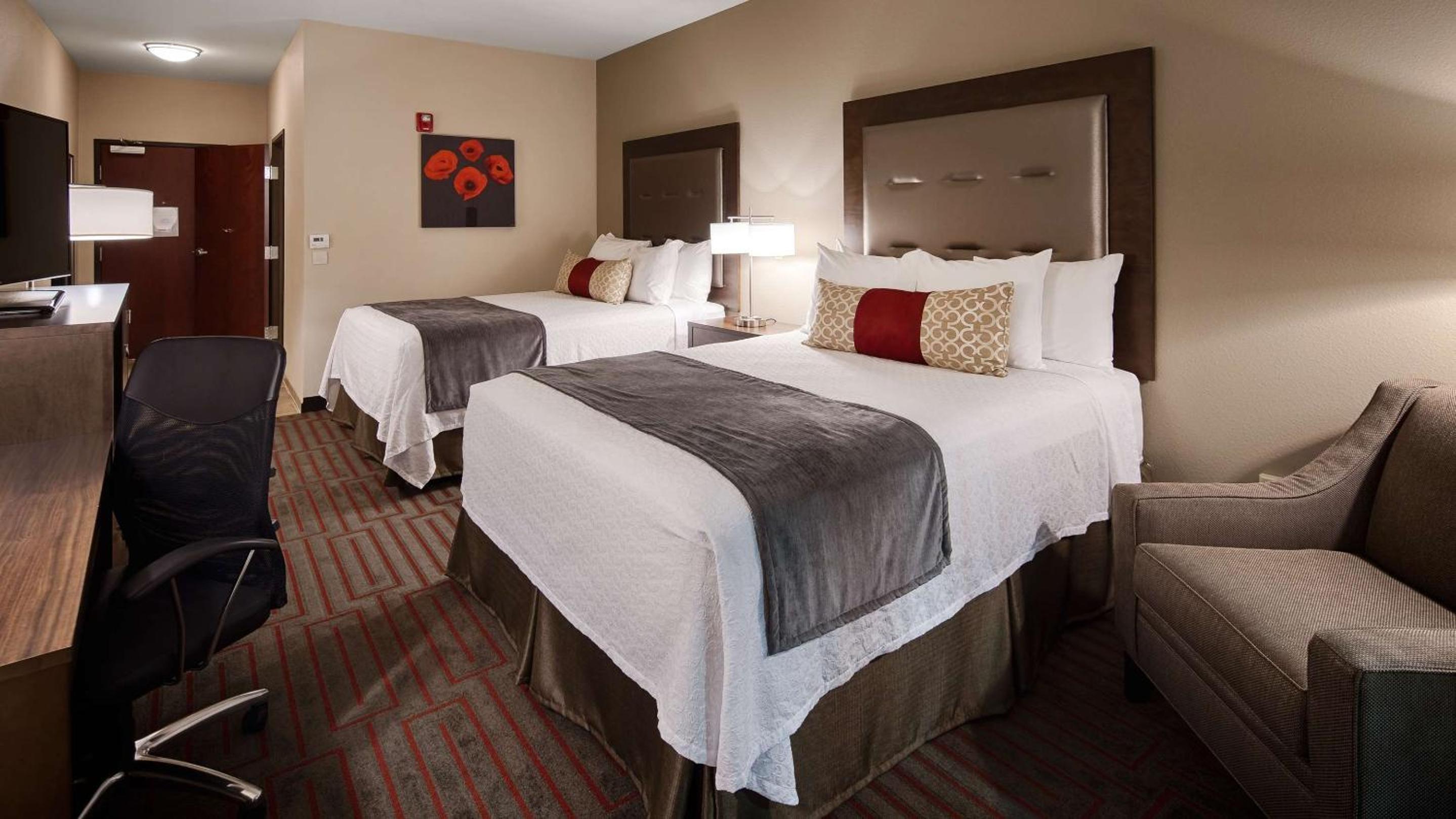 Queen Room with Two Queen Beds and Bath Tub - Disability Access/Non-Smoking  photo 2