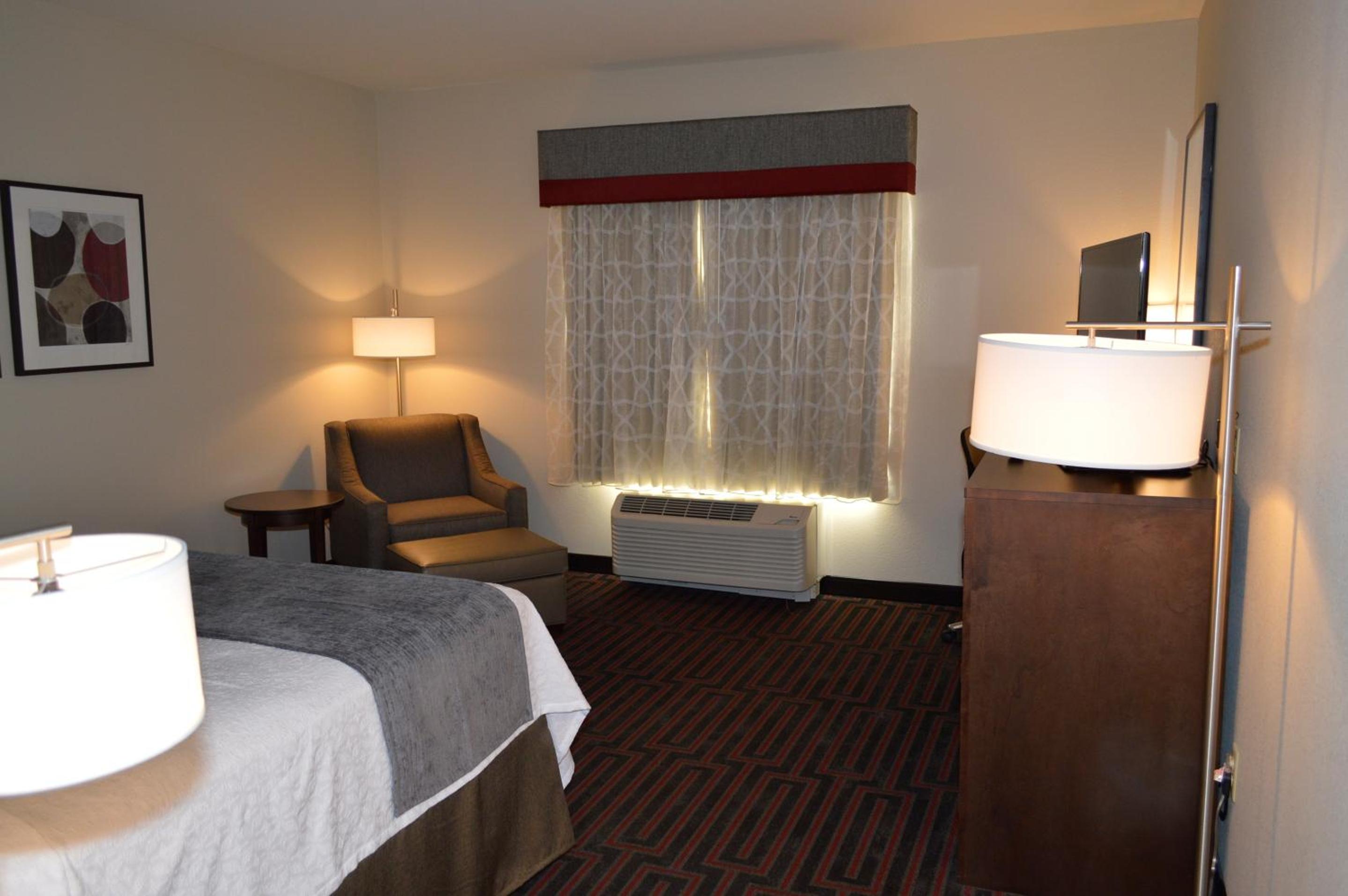 King Room with Roll-in Shower - Disability Access/Non-Smoking photo 3