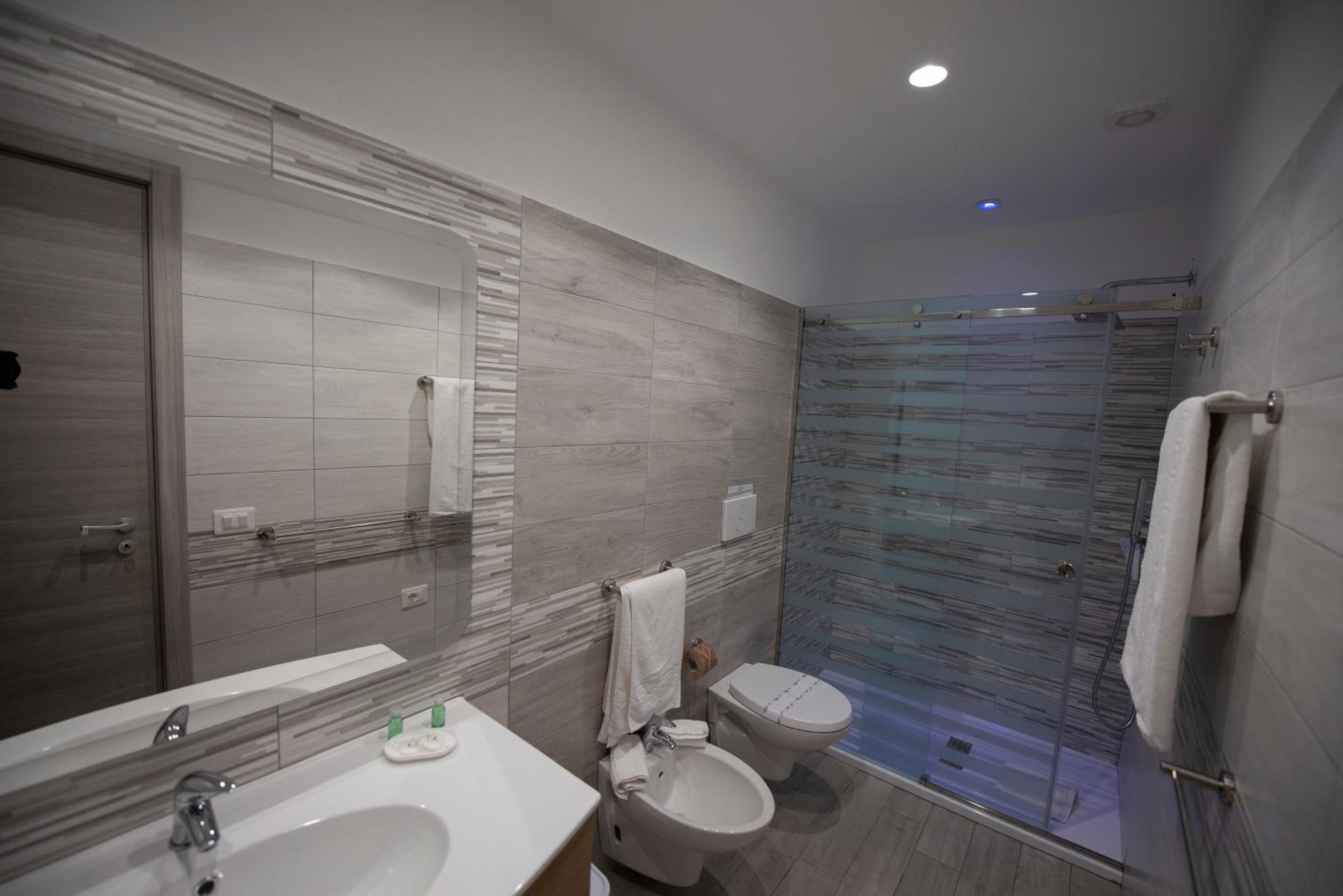 Quadruple Room - Photo 21