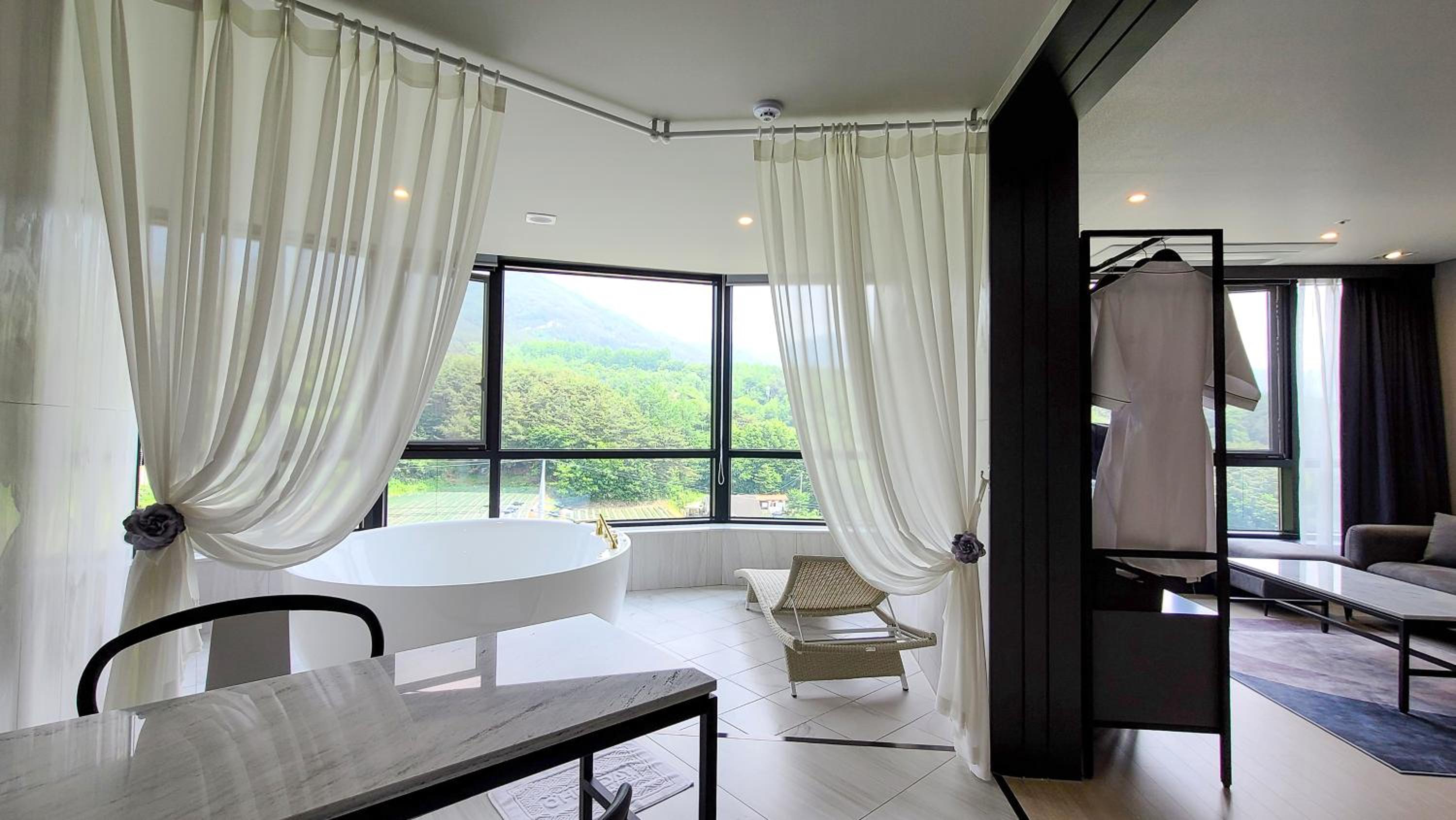 Superior King Suite - Photo 5