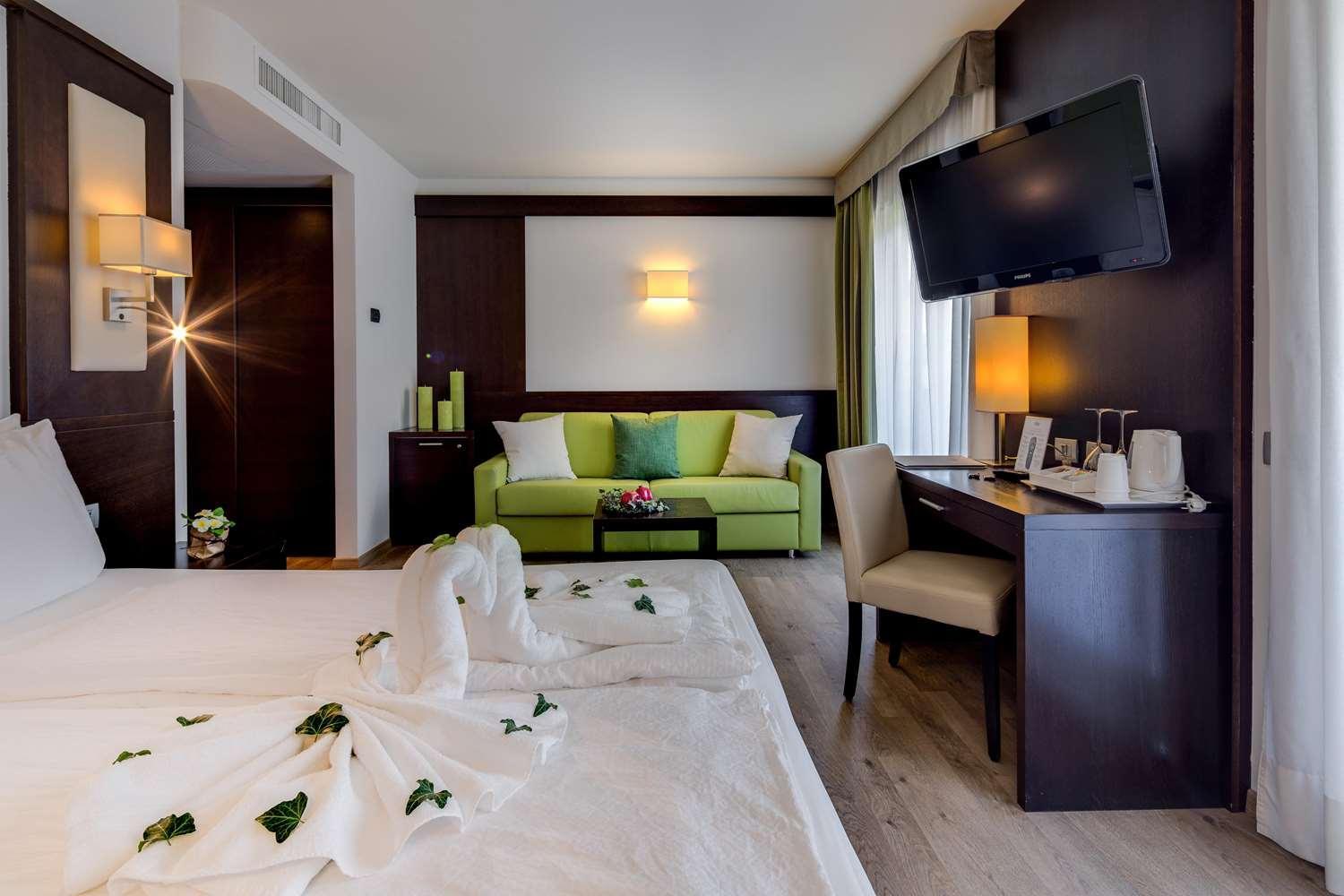 Junior King Suite with Sofa Bed - Photo 20