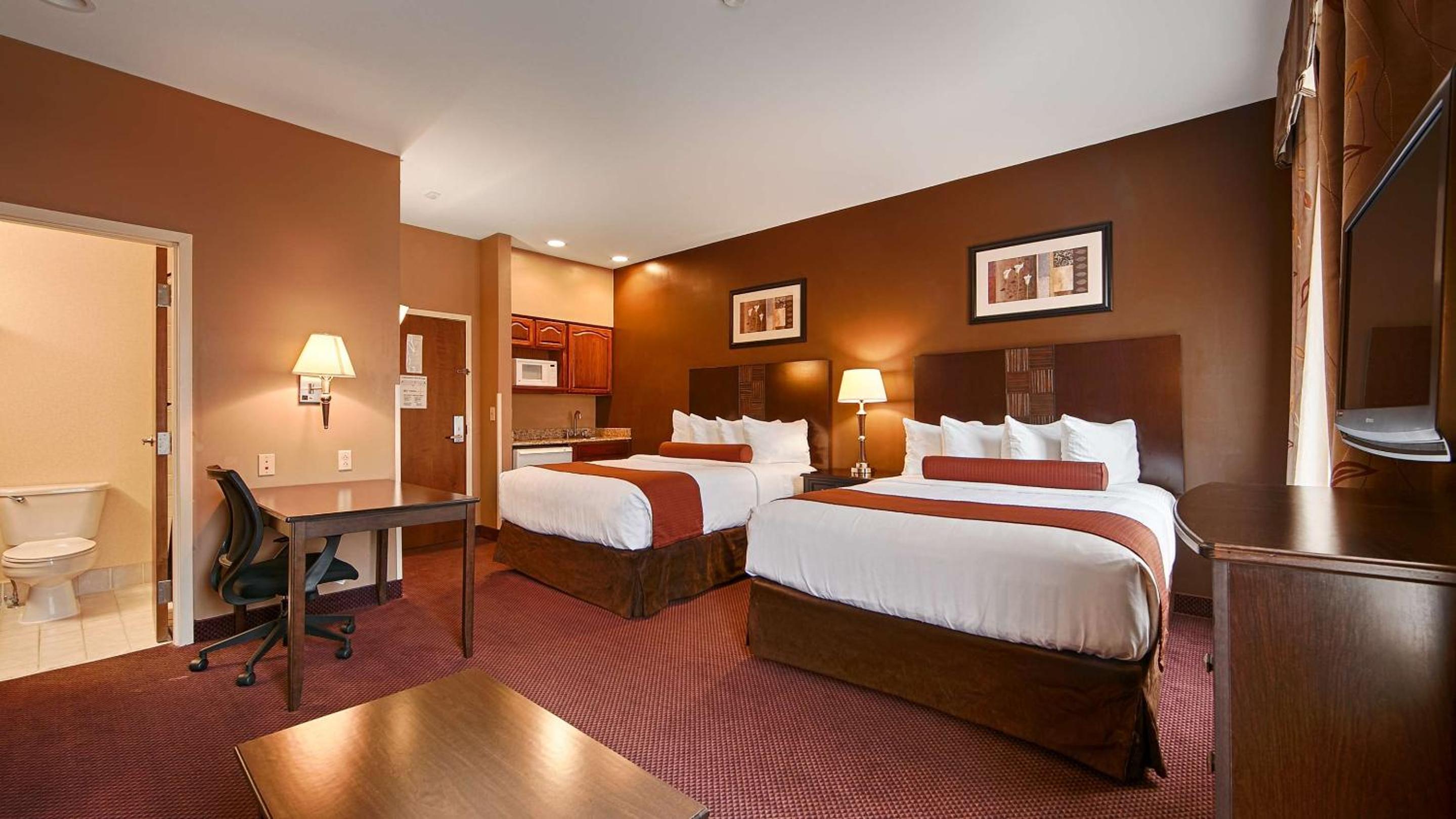 Queen Room with Two Queen Beds and Kitchenette - Non-Smoking - Photo 5