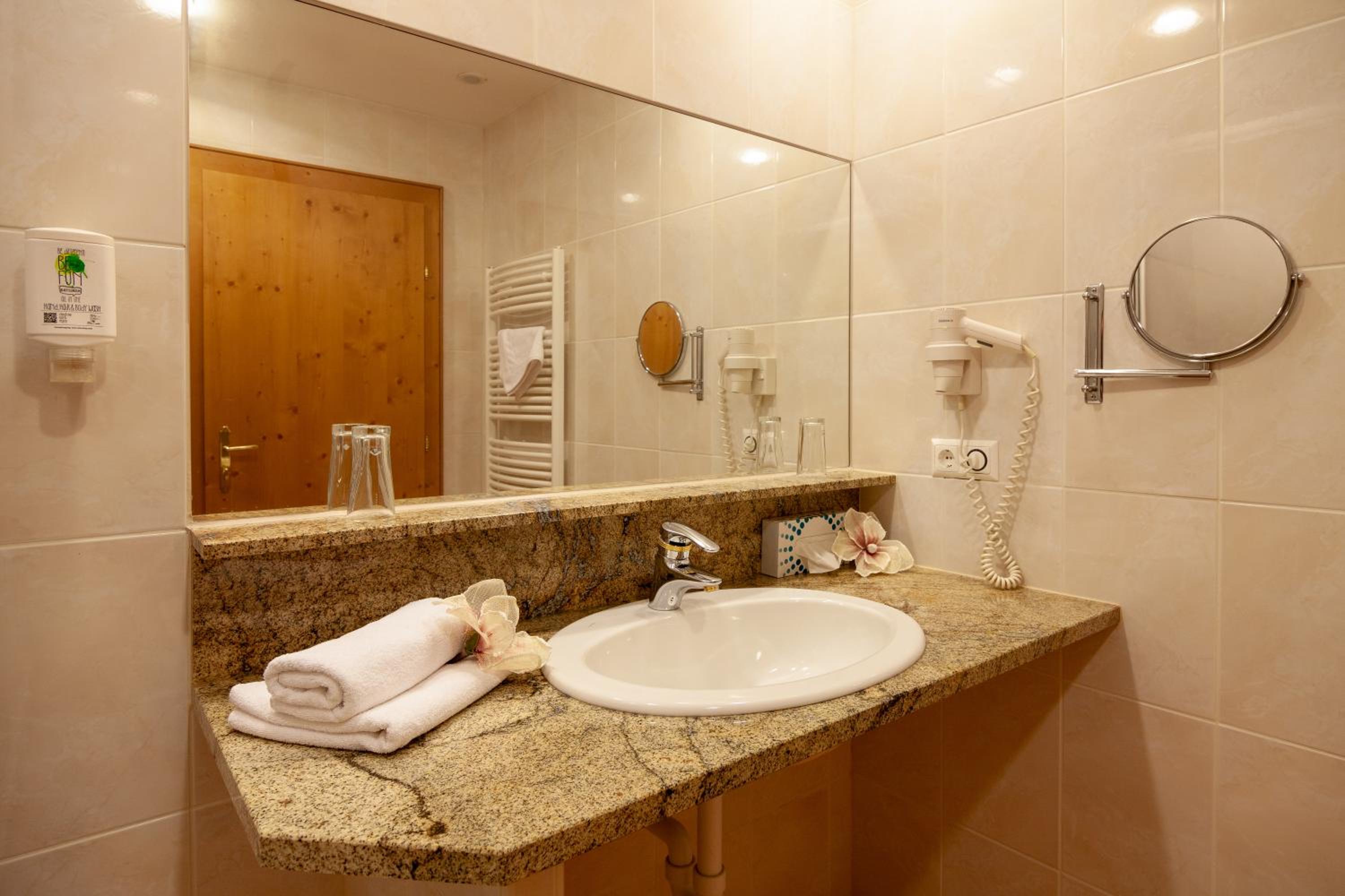 Double Room with Shower - Photo 2