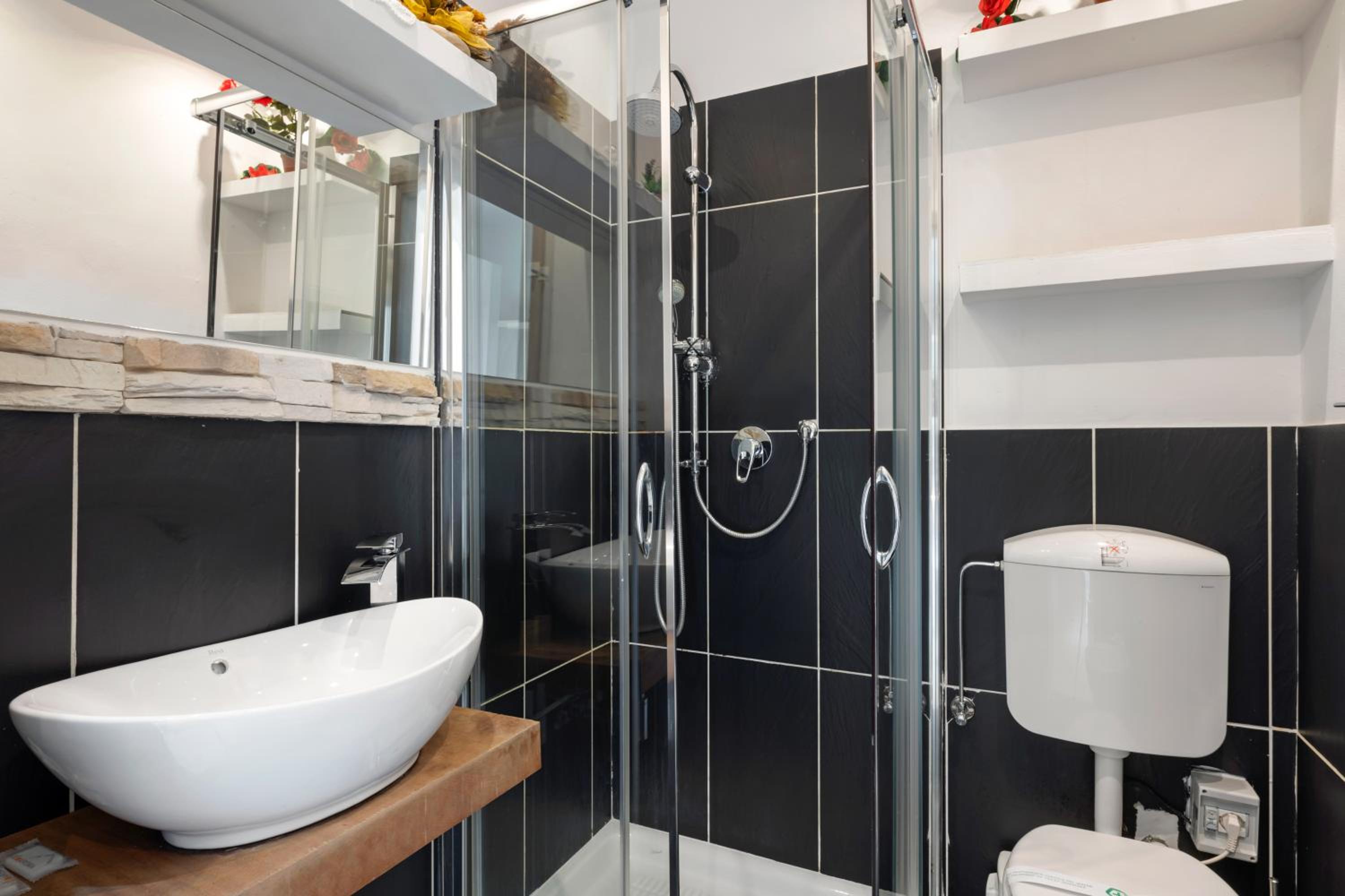 Single Room with Private Bathroom photo 3