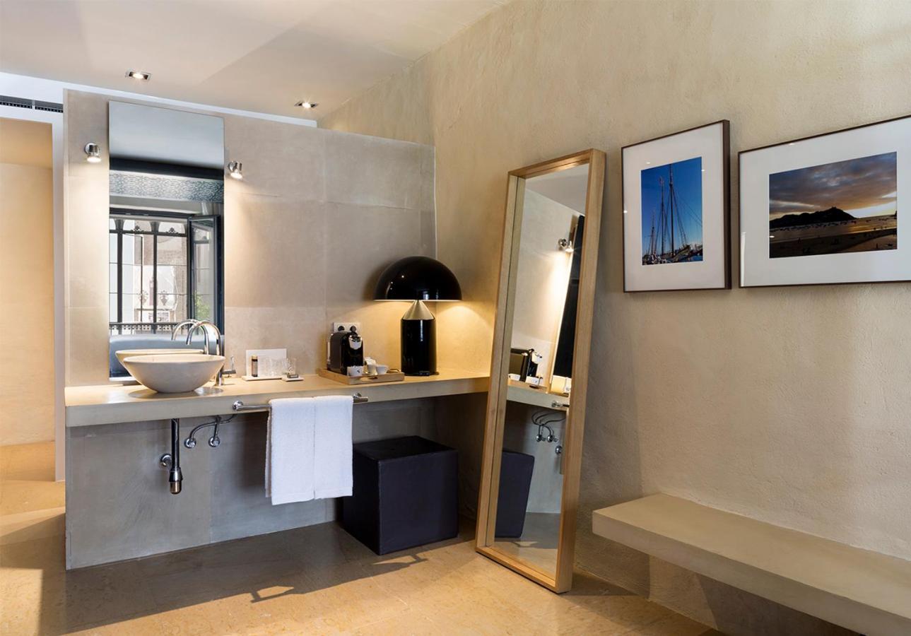 Deluxe Double Room with Views - Photo 4