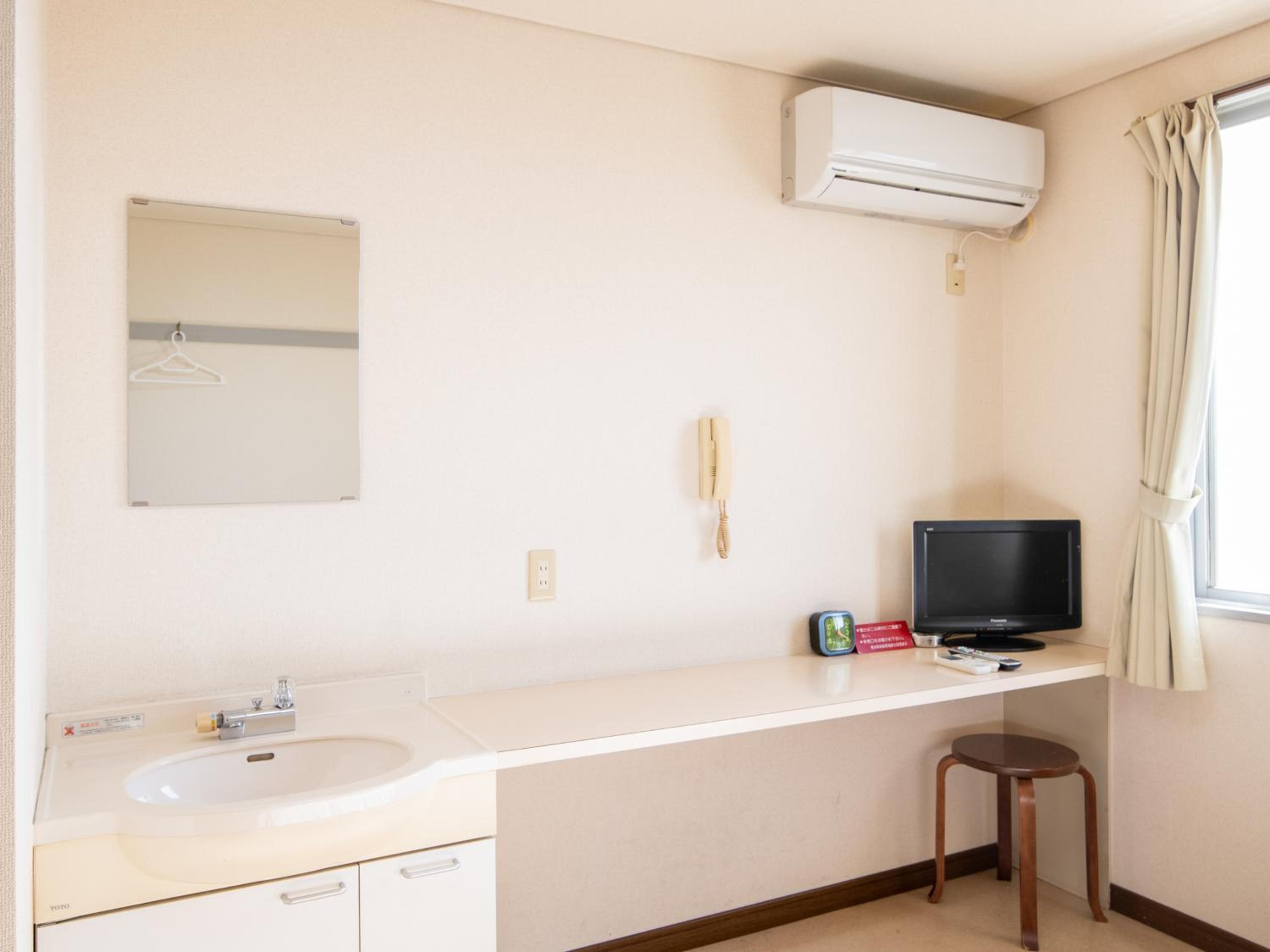 Single Room With Shared Bathroom - Smoking photo 2