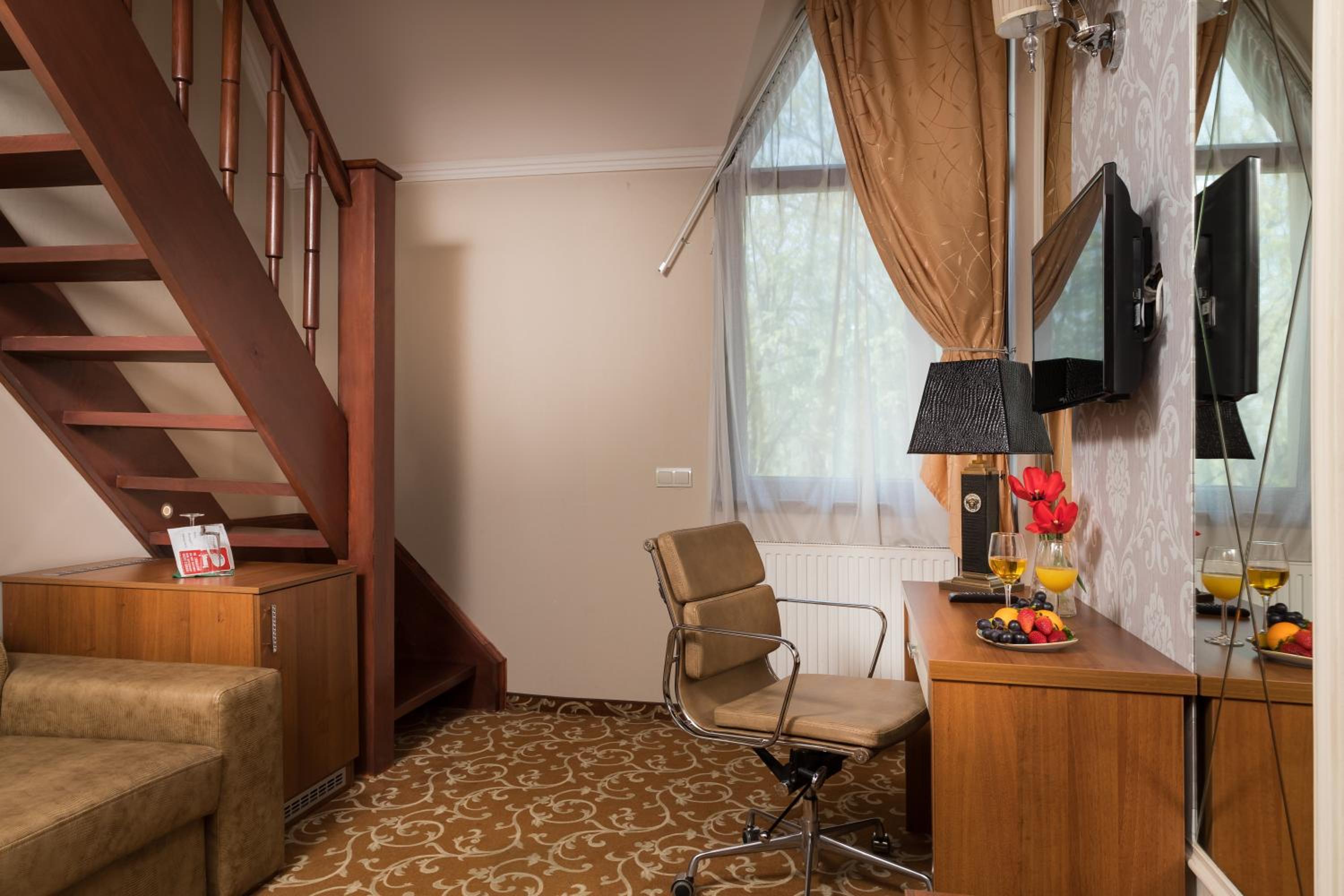 Room with Loft - Photo 4