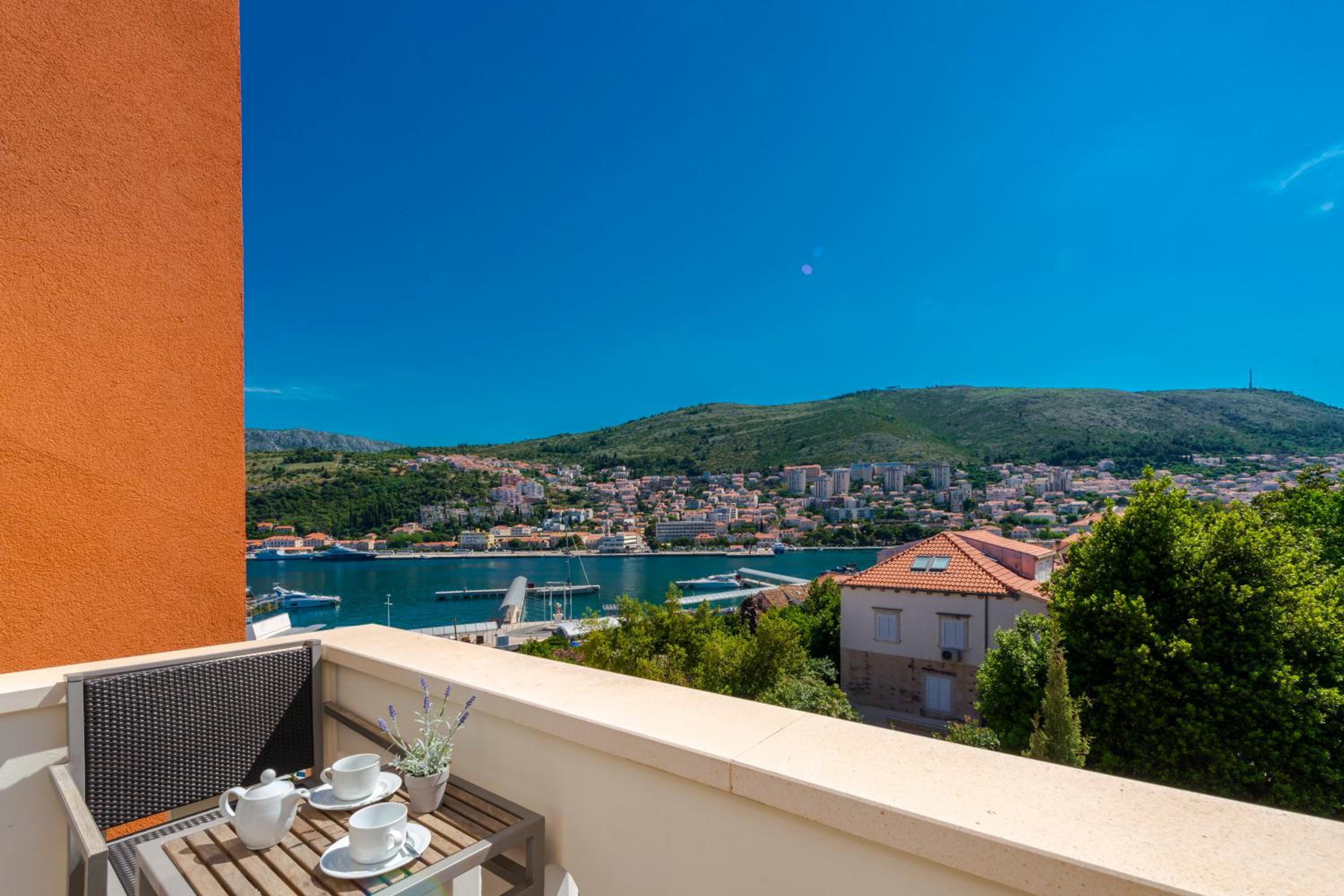Classic Double or Twin Room with Balcony and Sea Side View - Photo 11
