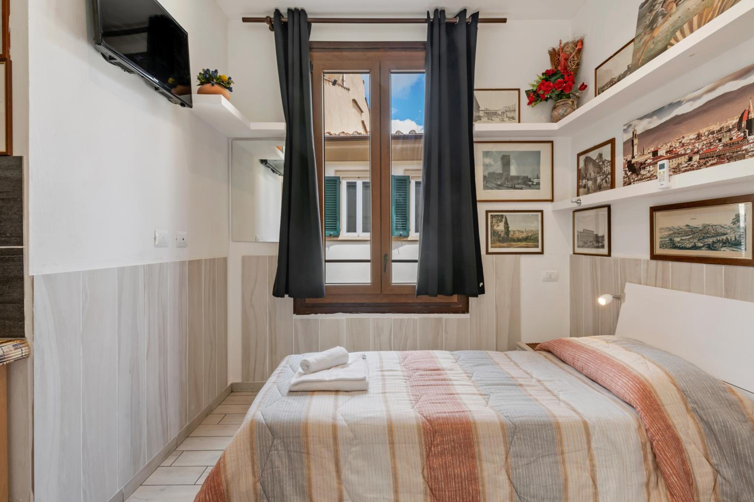Single Room with Private Bathroom photo 2
