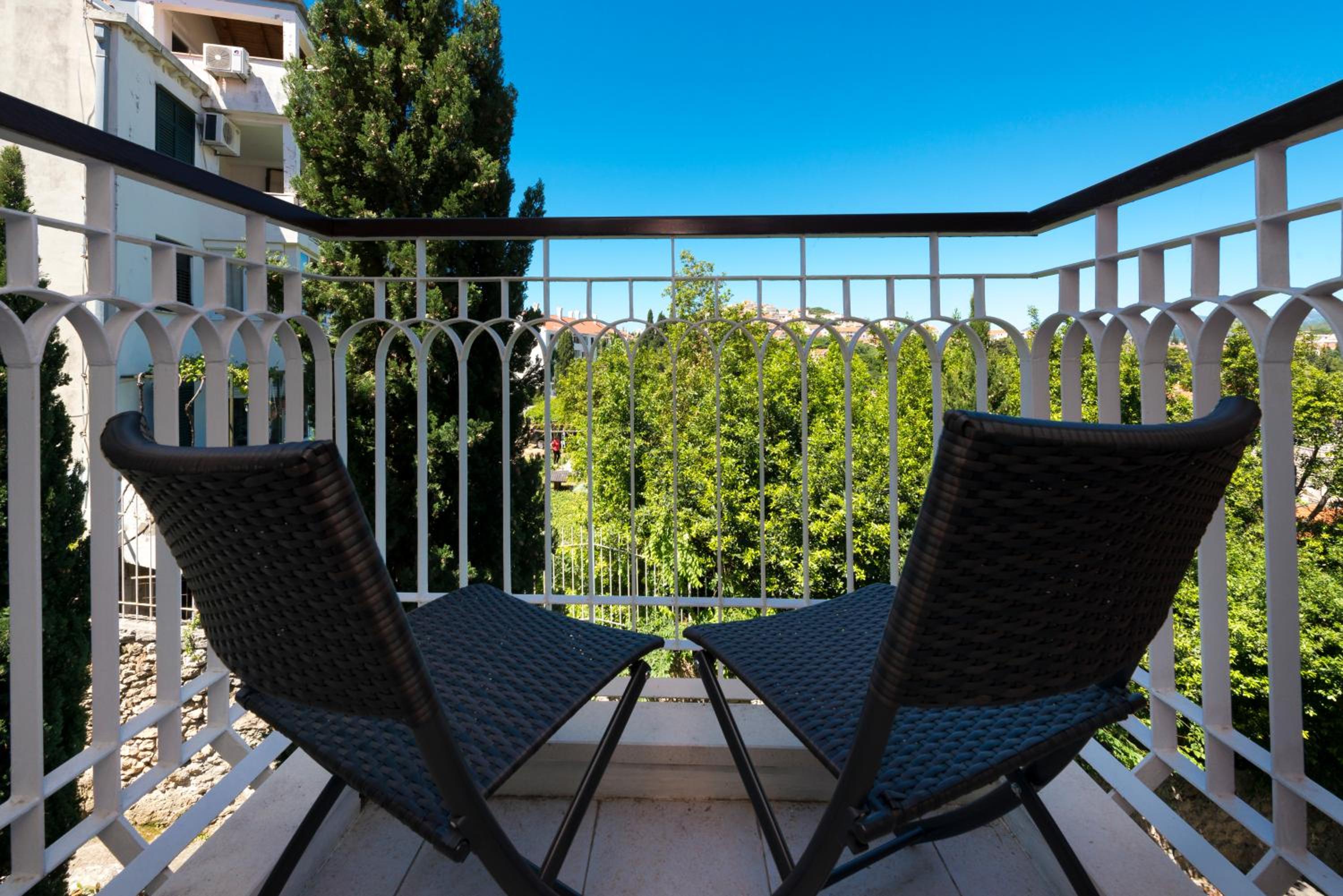 Classic Double or Twin Room with Balcony - Photo 17