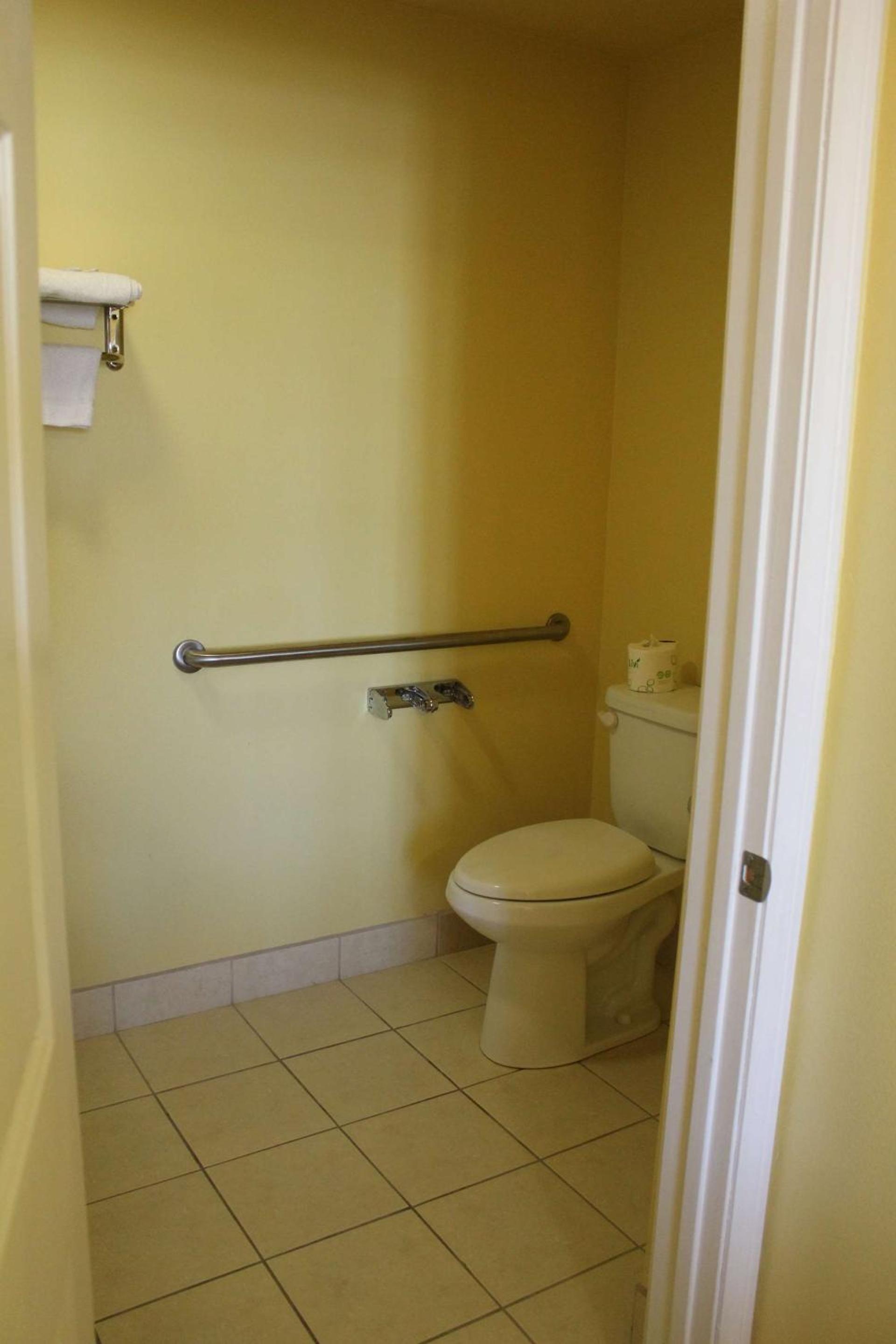 Queen Room - Disability Access - Non-Smoking - Photo 6