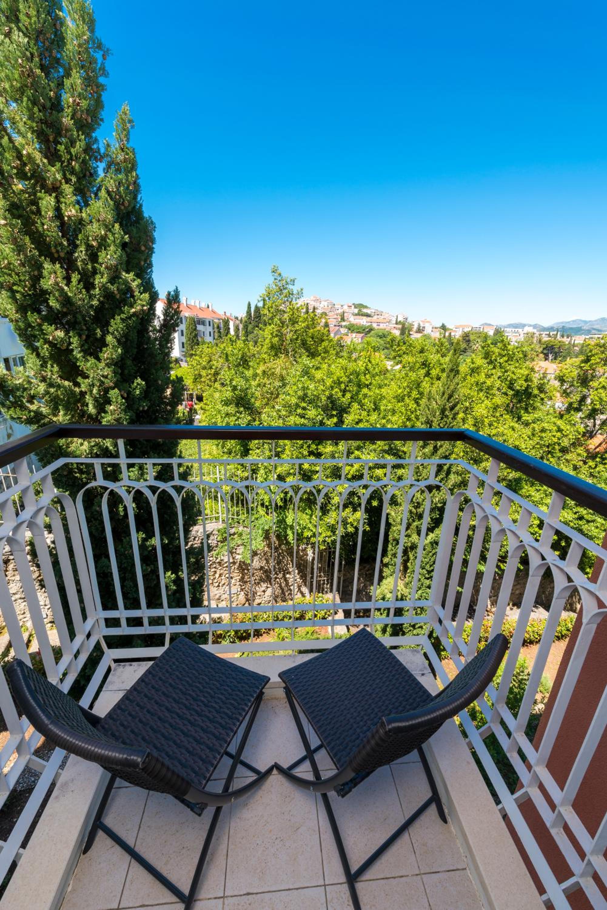 Classic Double or Twin Room with Balcony - Photo 15