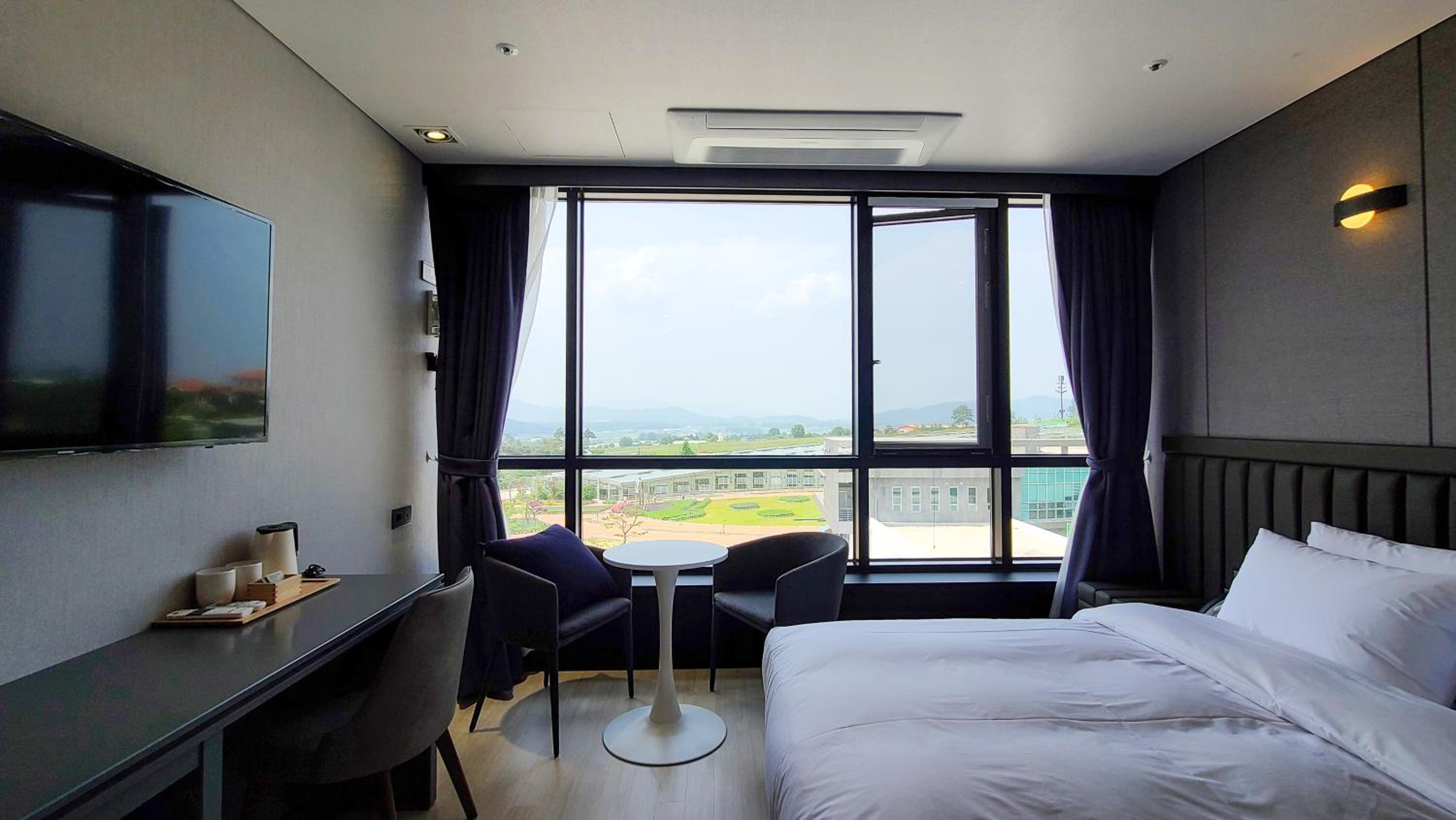Deluxe Double Room with Bath - Photo 3